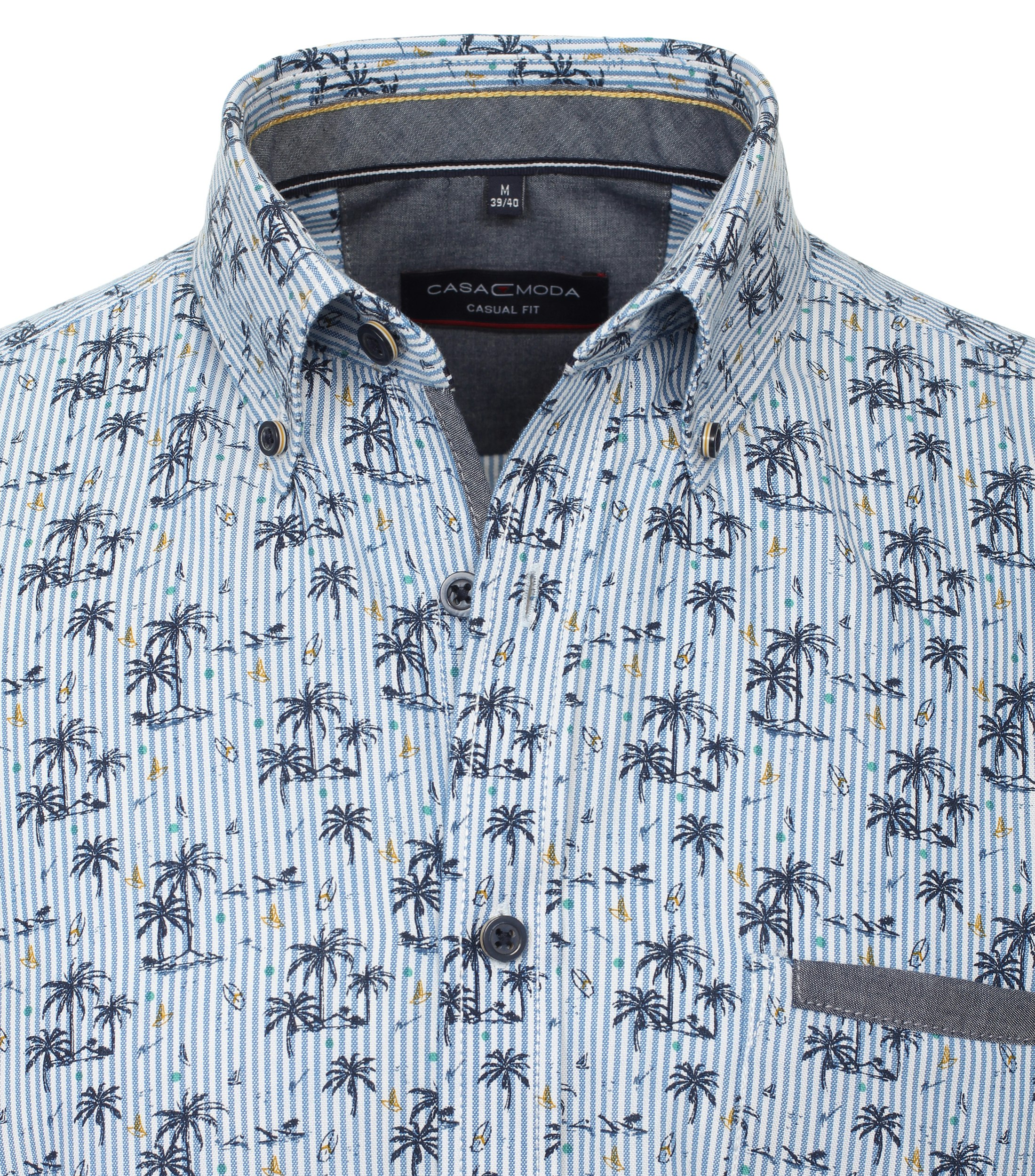 Ein Freizeithemd im gestreift Muster in der Farbe Hellblau