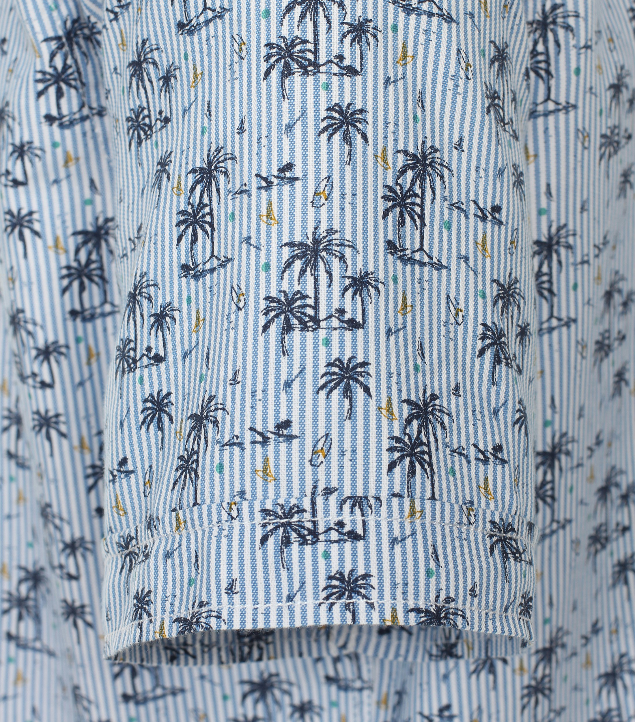 Ein Freizeithemd im gestreift Muster in der Farbe Hellblau