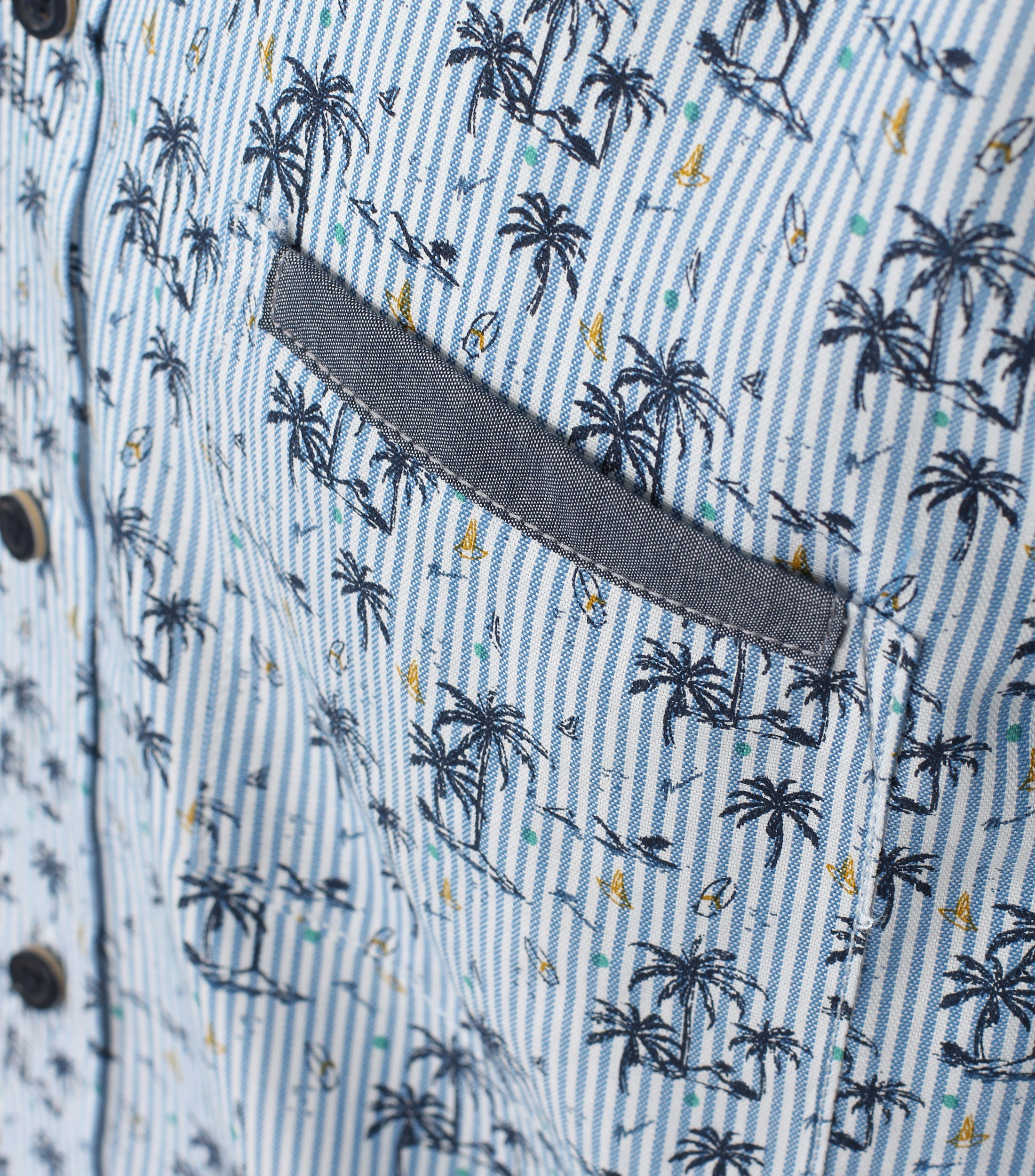 Ein Freizeithemd im gestreift Muster in der Farbe Hellblau