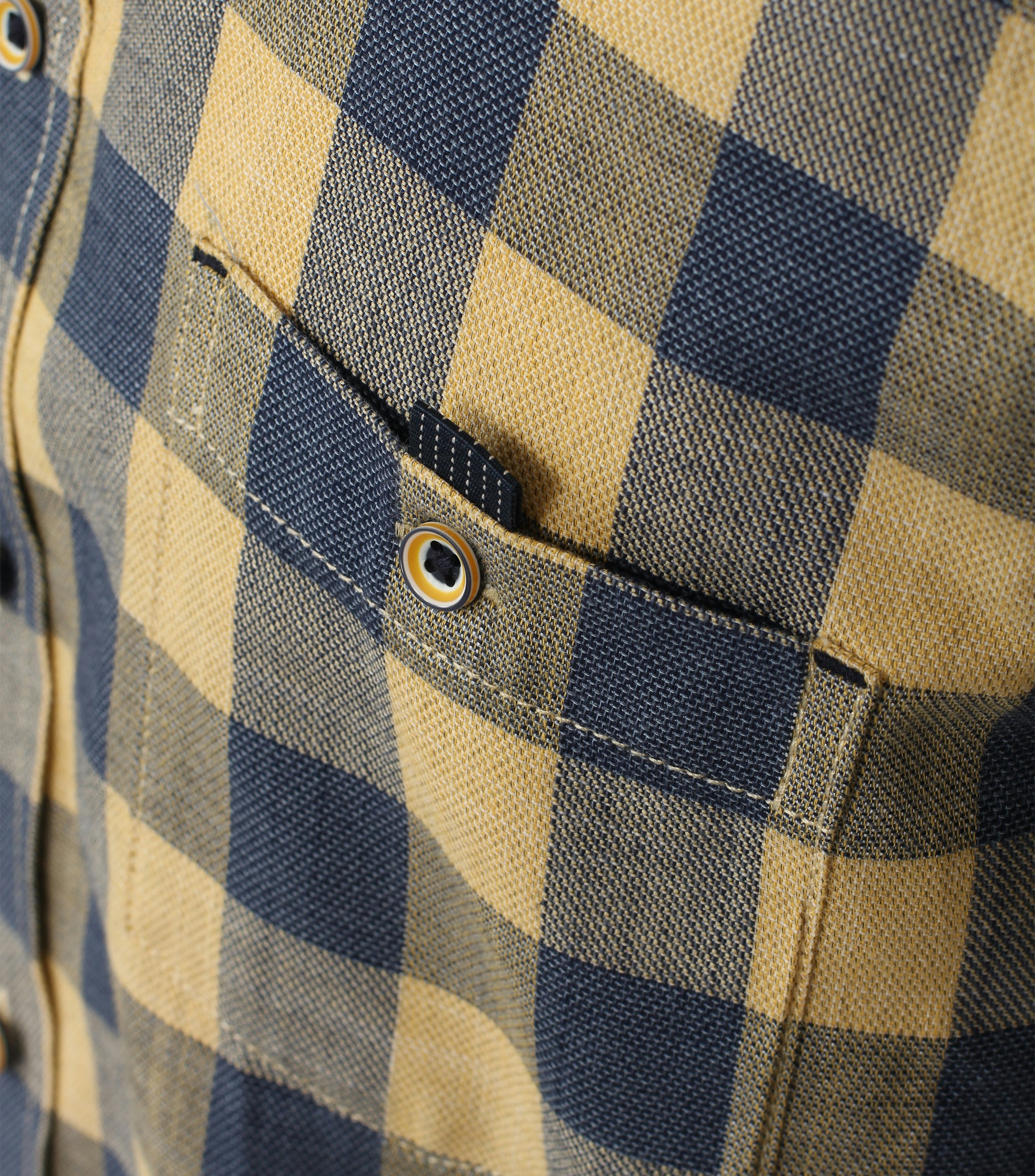 Ein Freizeithemd im kariert Muster in der Farbe Senfgelb