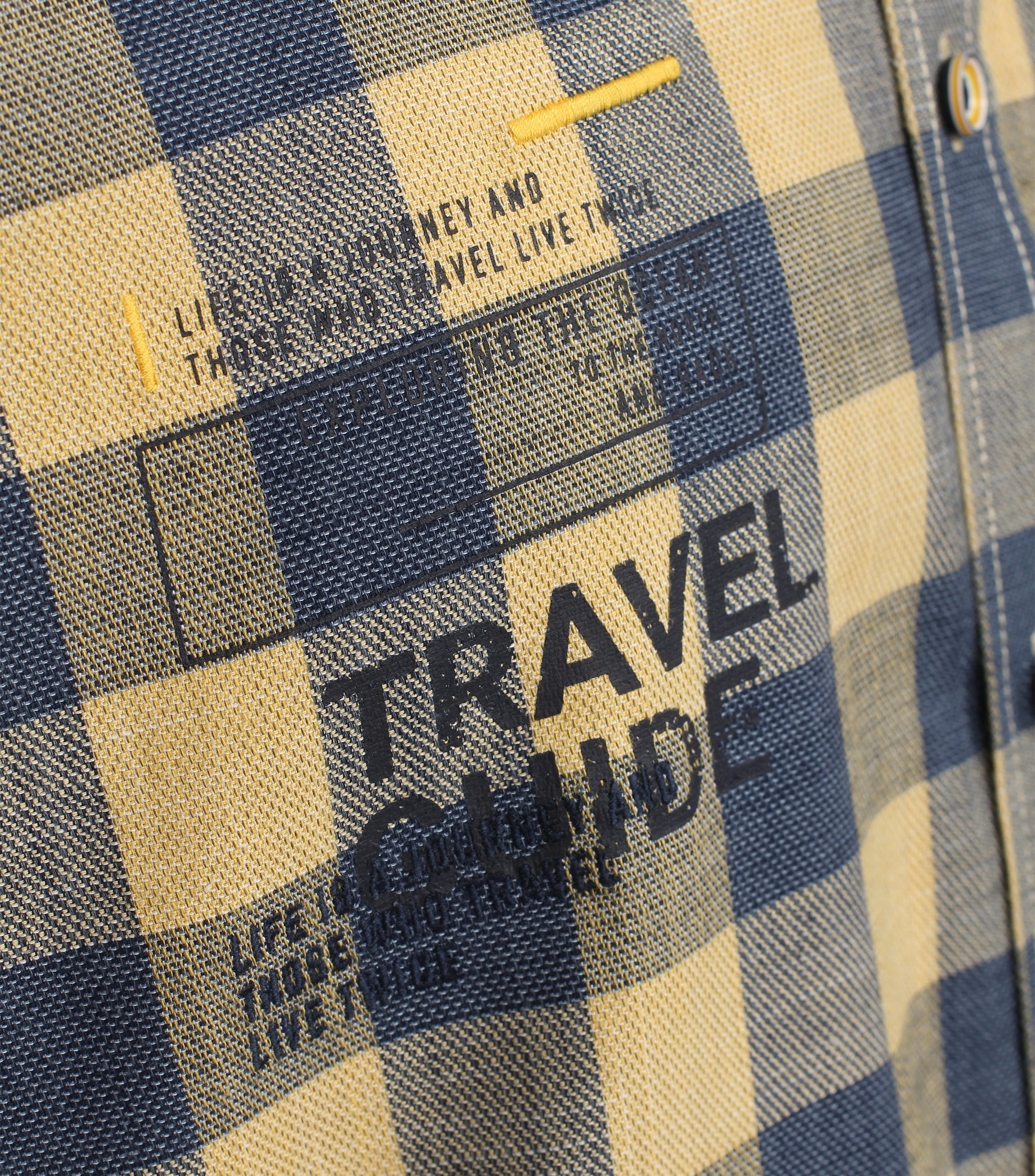 Ein Freizeithemd im kariert Muster in der Farbe Senfgelb