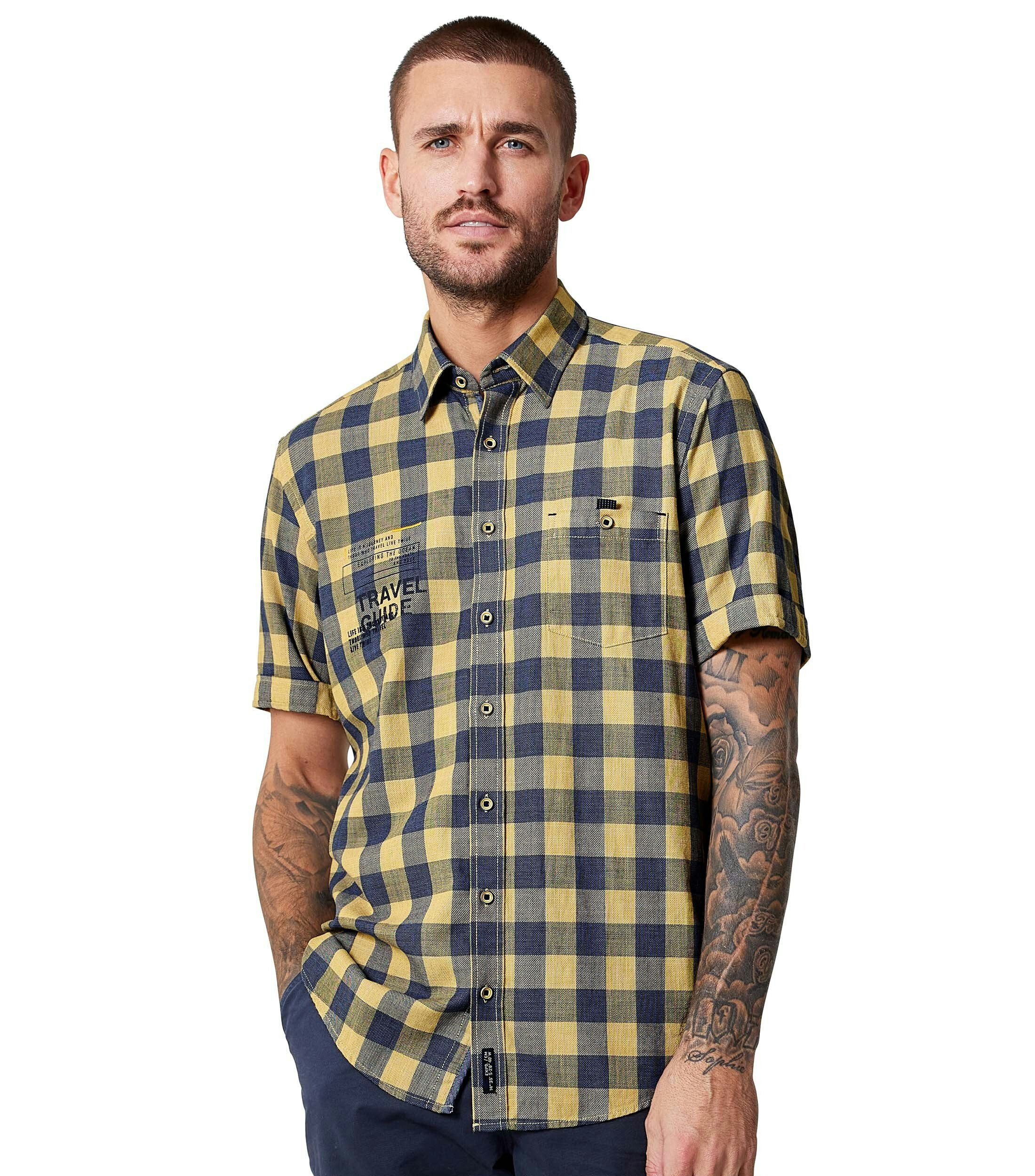 Ein Freizeithemd im kariert Muster in der Farbe Senfgelb