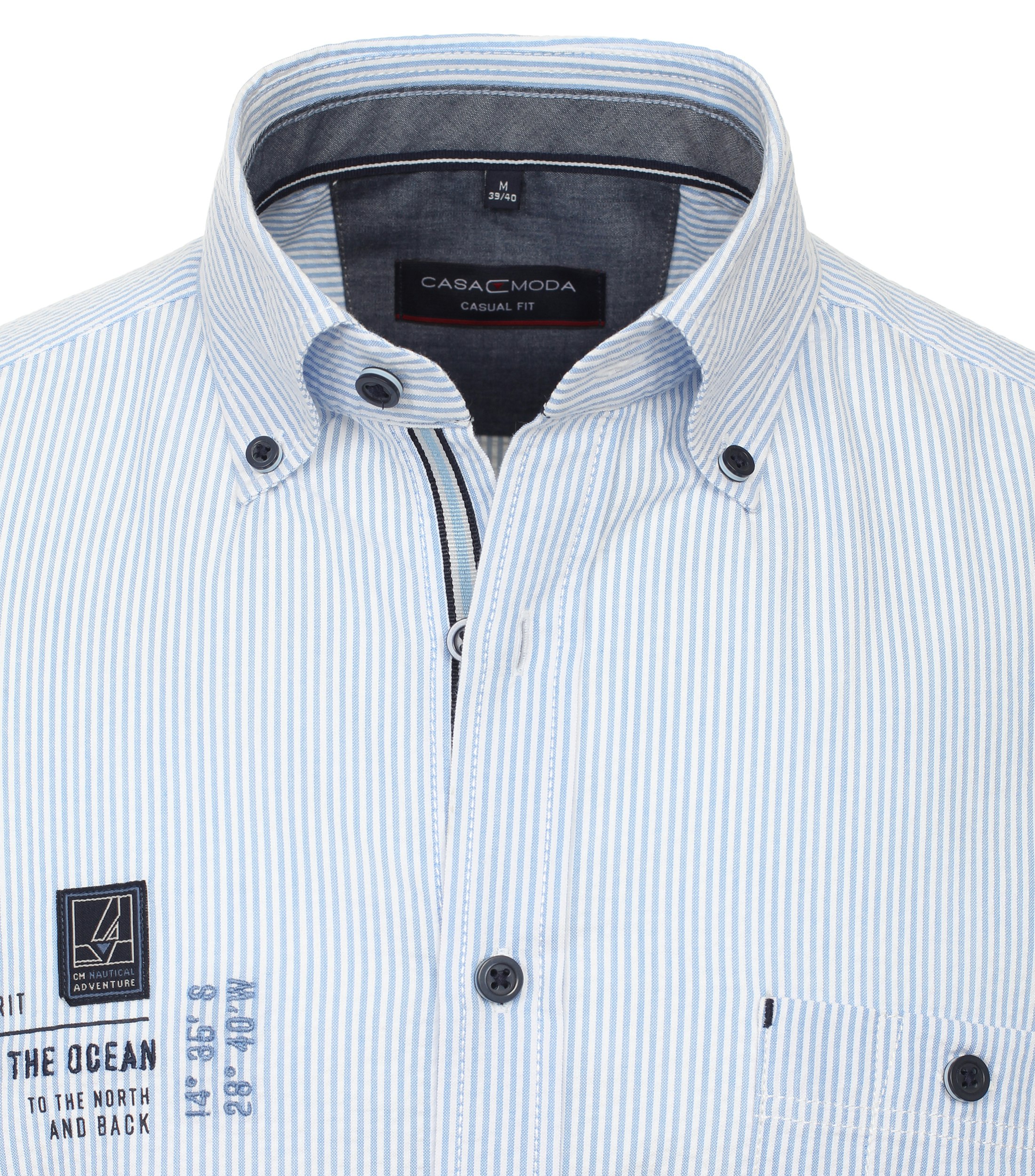 Ein Freizeithemd im gestreift Muster in der Farbe Hellblau