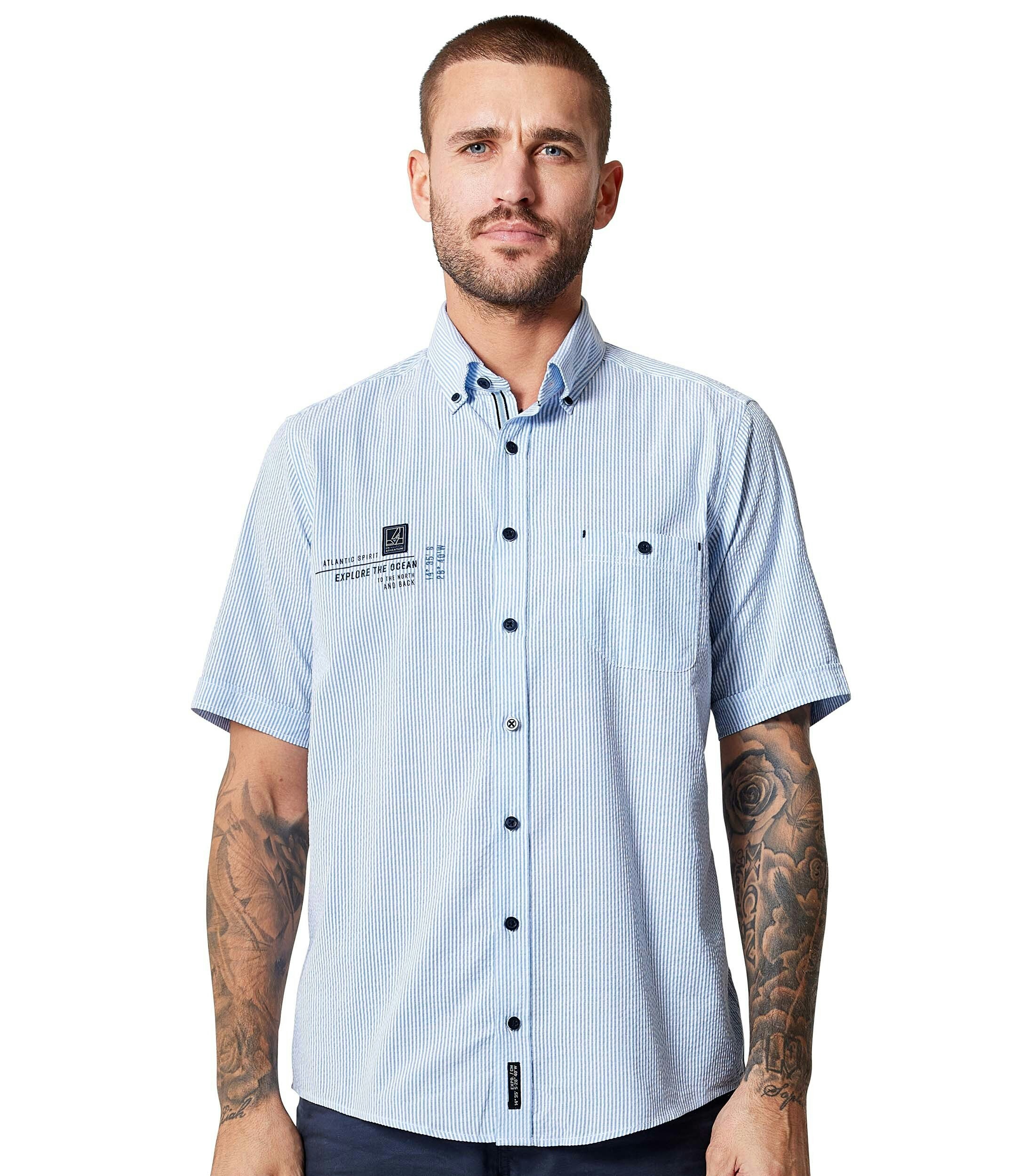 Ein Freizeithemd im gestreift Muster in der Farbe Hellblau