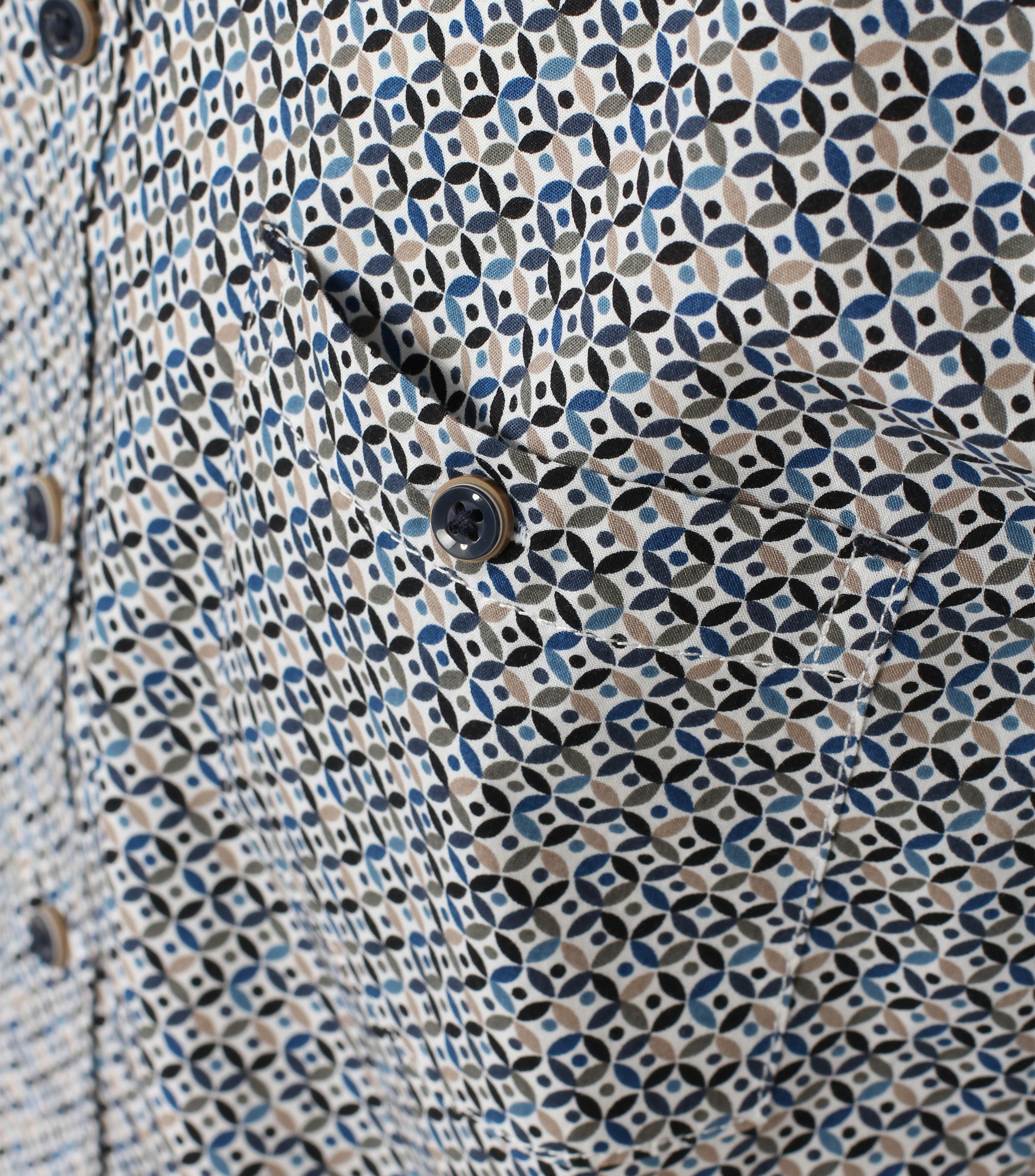 Ein Freizeithemd im Print Muster in der Farbe Dunkelblau