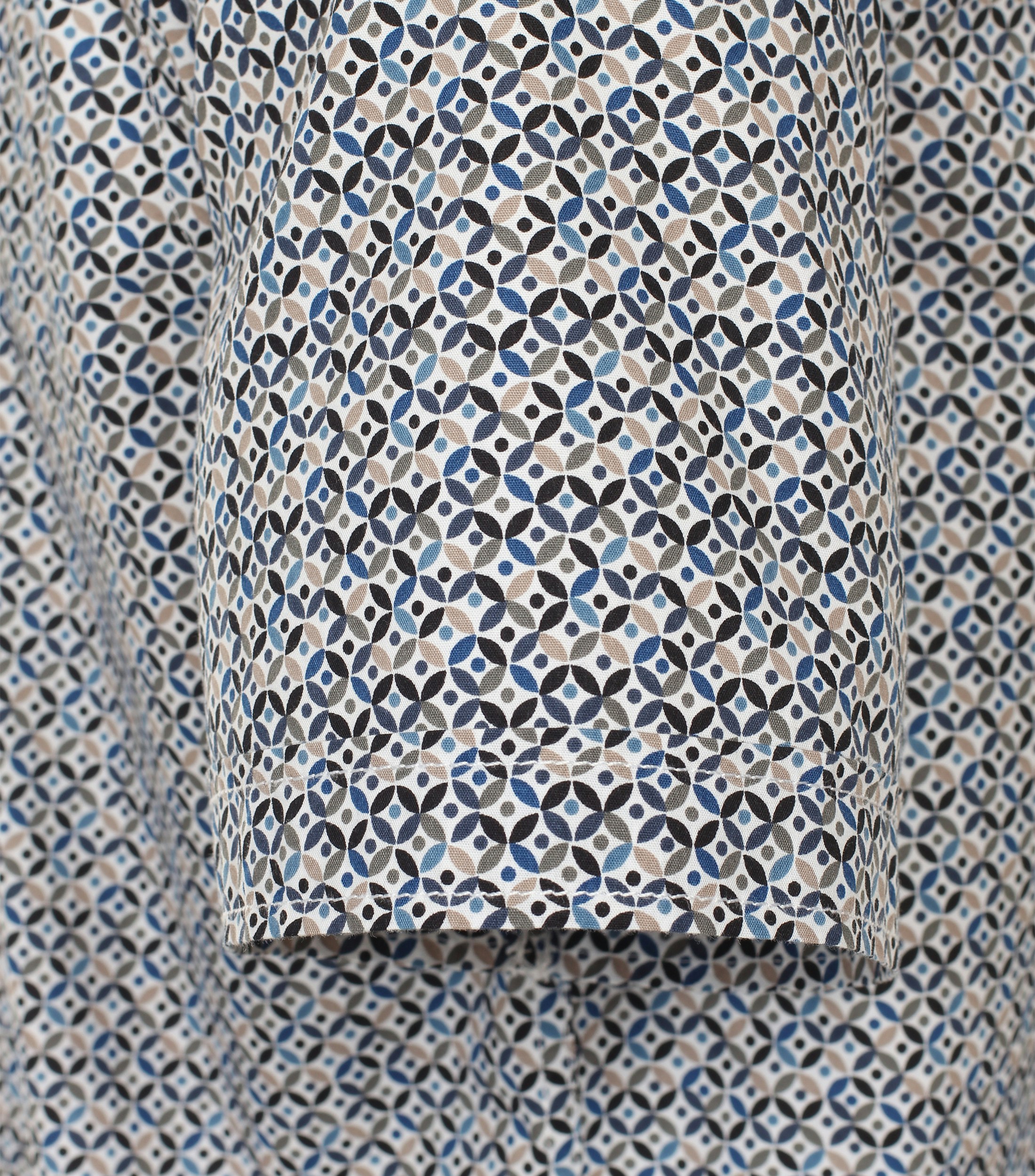 Ein Freizeithemd im Print Muster in der Farbe Dunkelblau