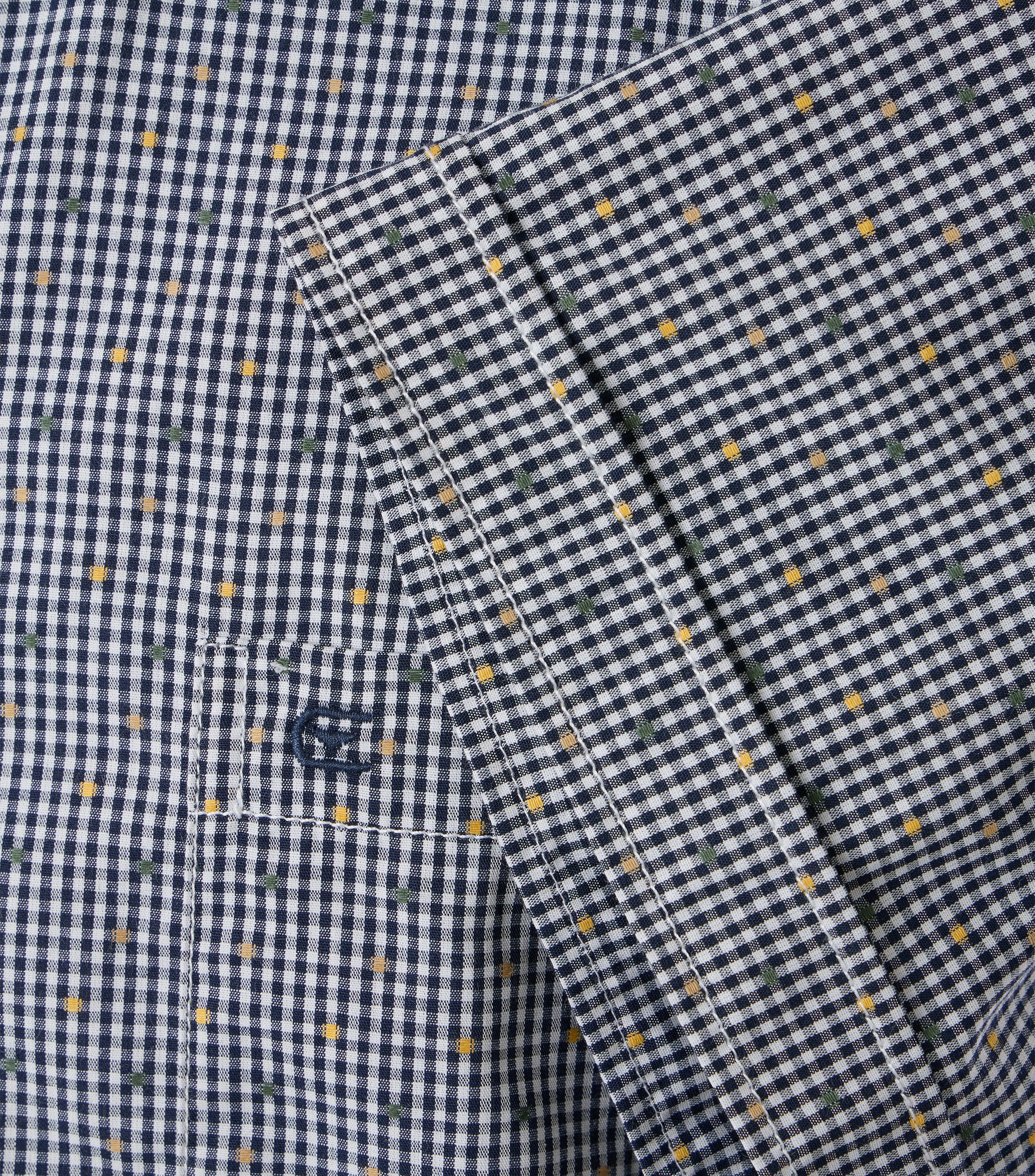 Ein Freizeithemd im kariert Muster in der Farbe Dunkelblau