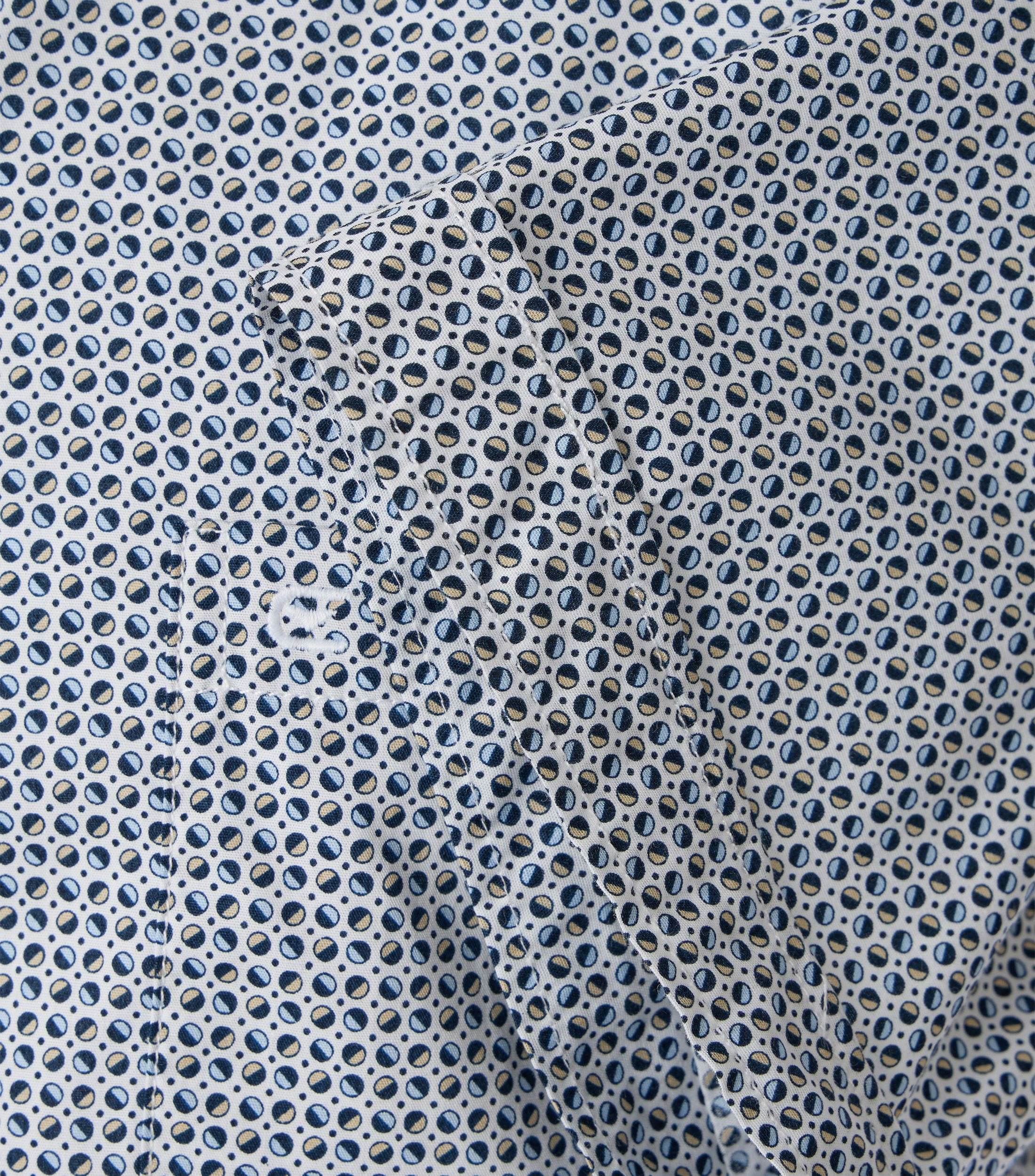 Ein Freizeithemd im Print Muster in der Farbe Mittelblau