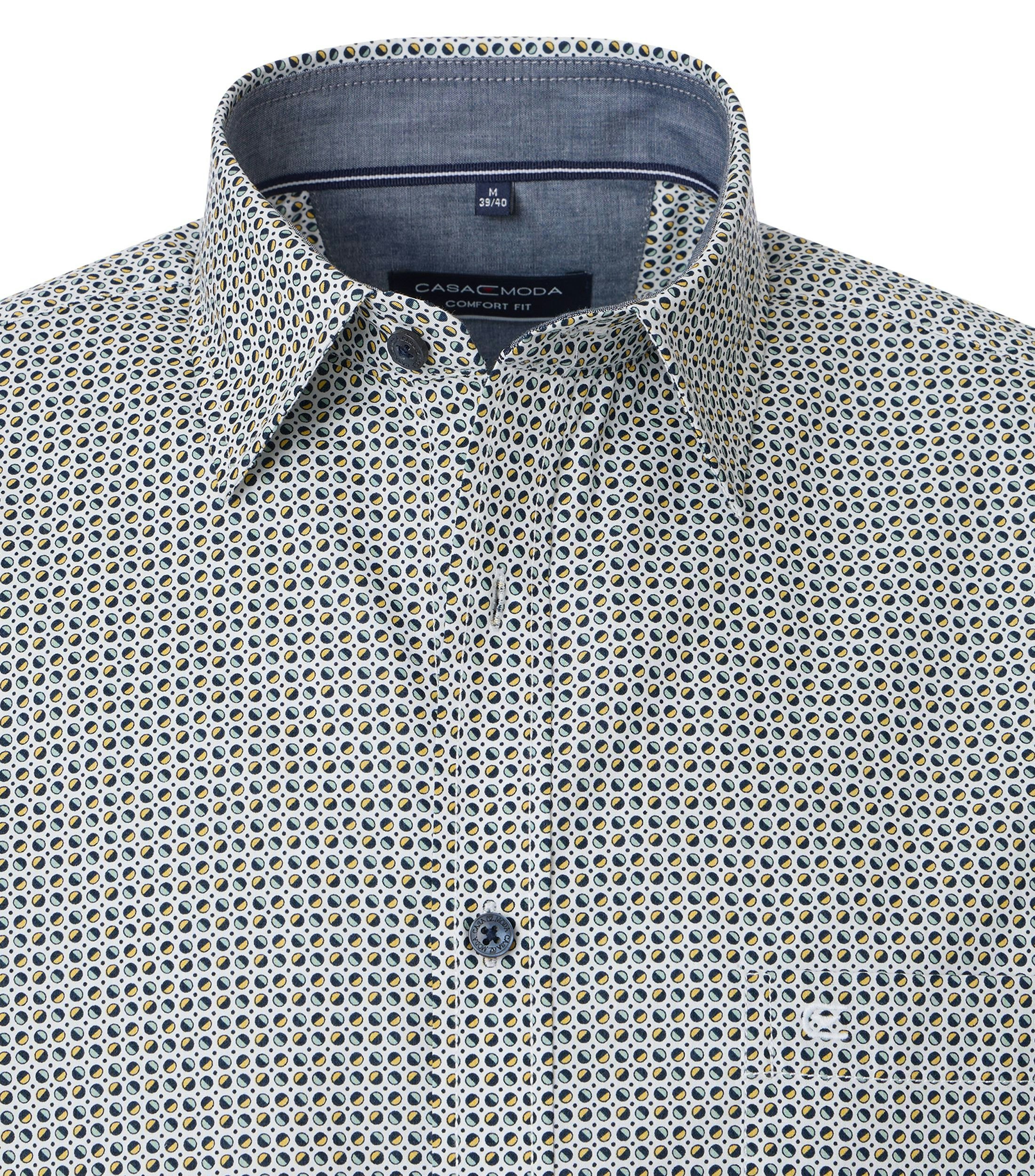 Ein Freizeithemd im Print Muster in der Farbe Dunkelblau