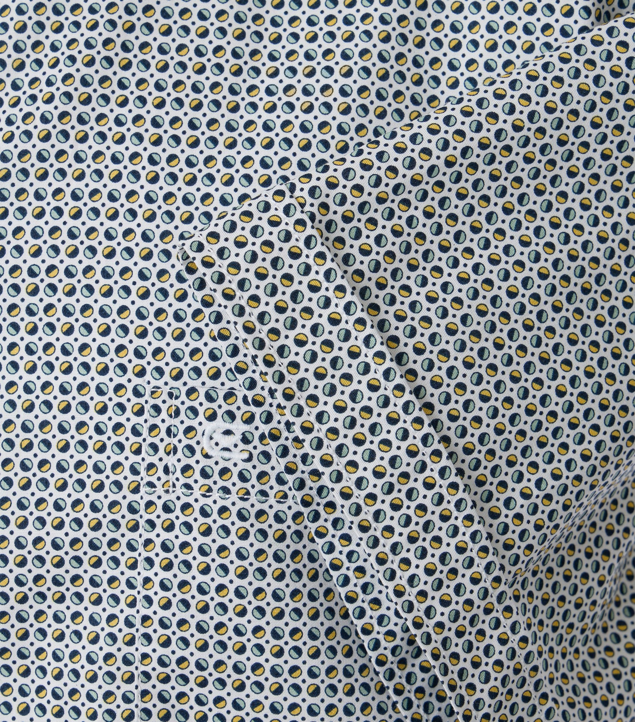 Ein Freizeithemd im Print Muster in der Farbe Dunkelblau