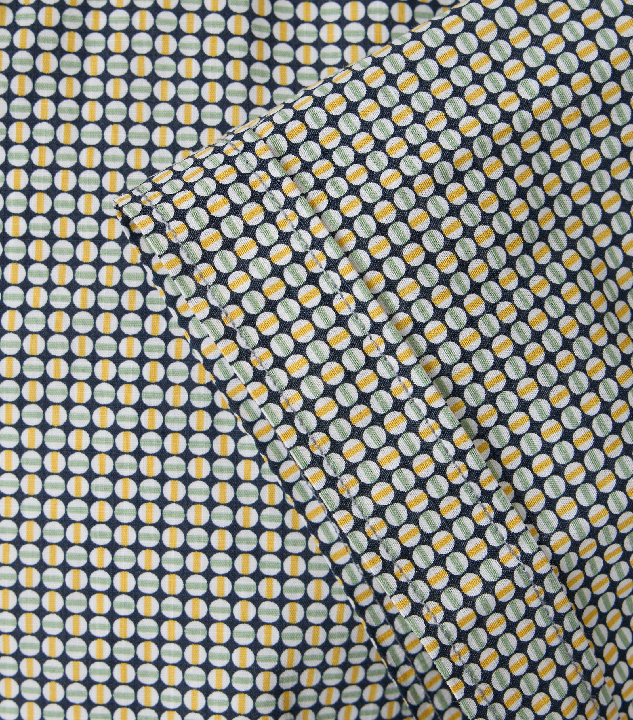 Ein Freizeithemd im Print Muster in der Farbe Dunkelblau