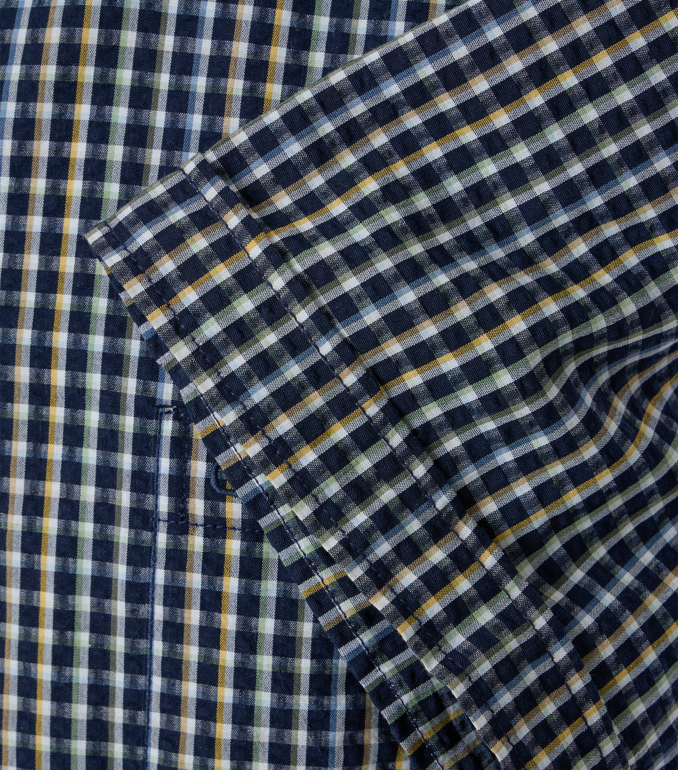 Ein Freizeithemd im kariert Muster in der Farbe Dunkelblau