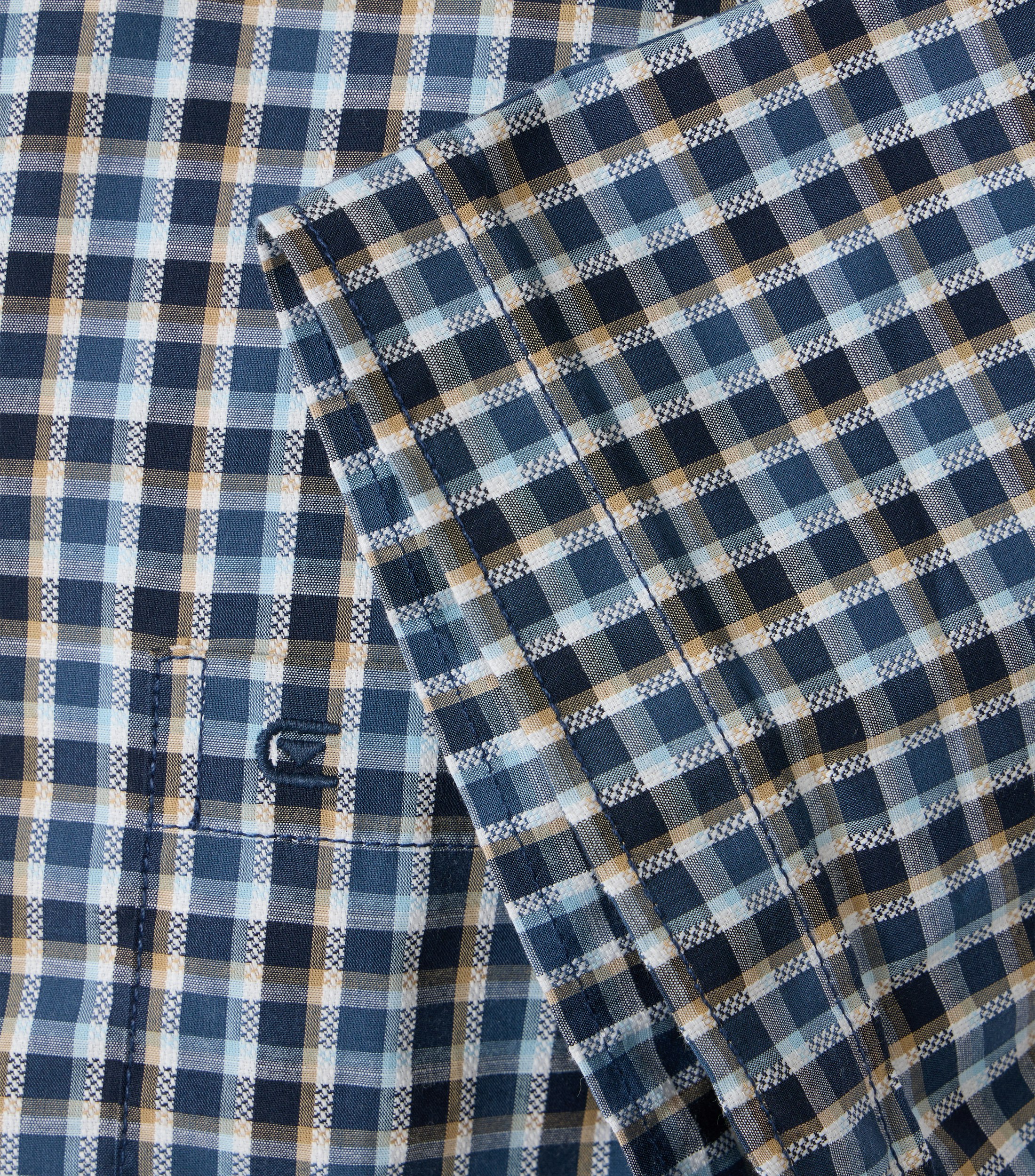 Ein Freizeithemd im kariert Muster in der Farbe graues Dunkelblau