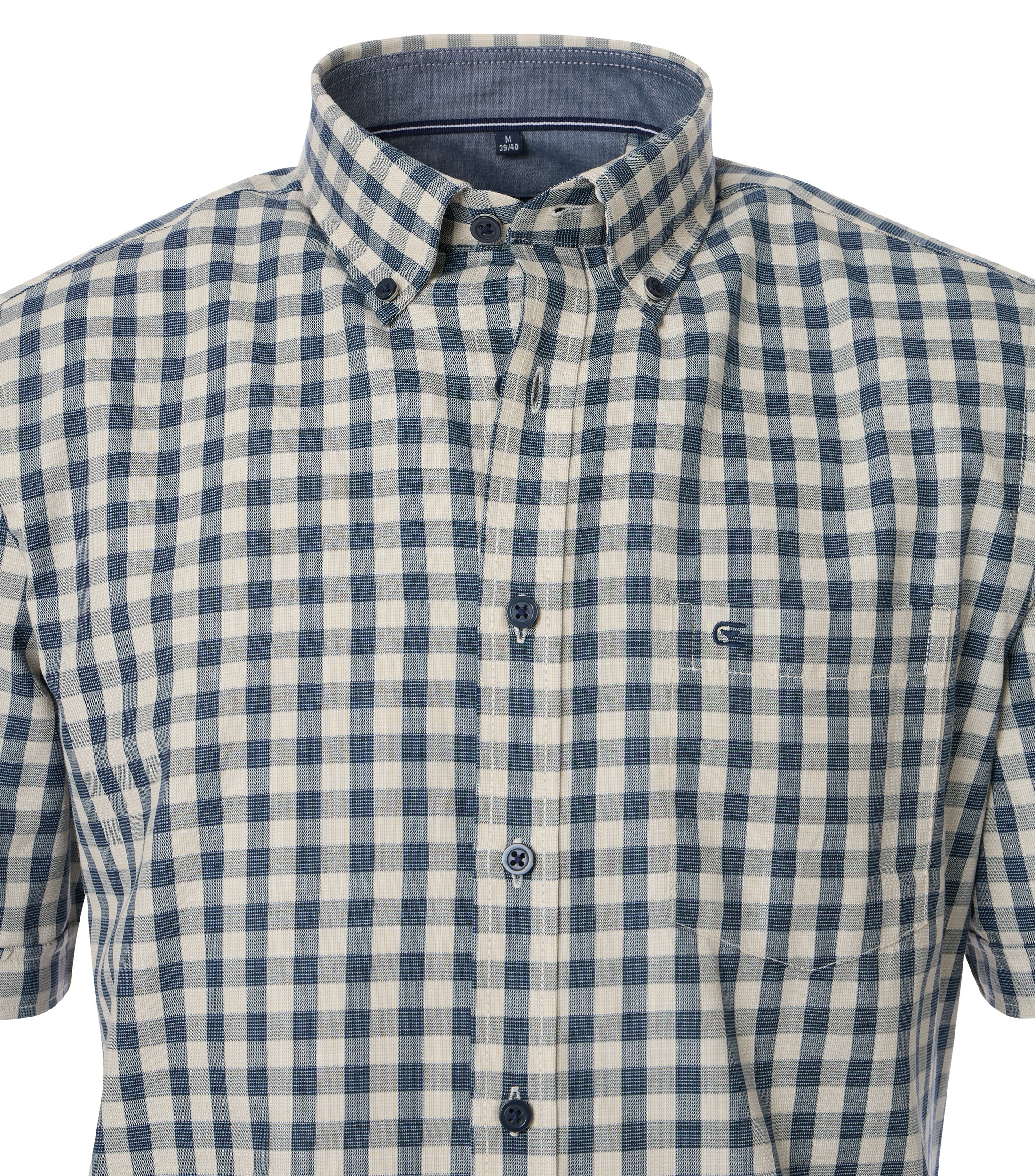 Ein Freizeithemd im kariert Muster in der Farbe Beige
