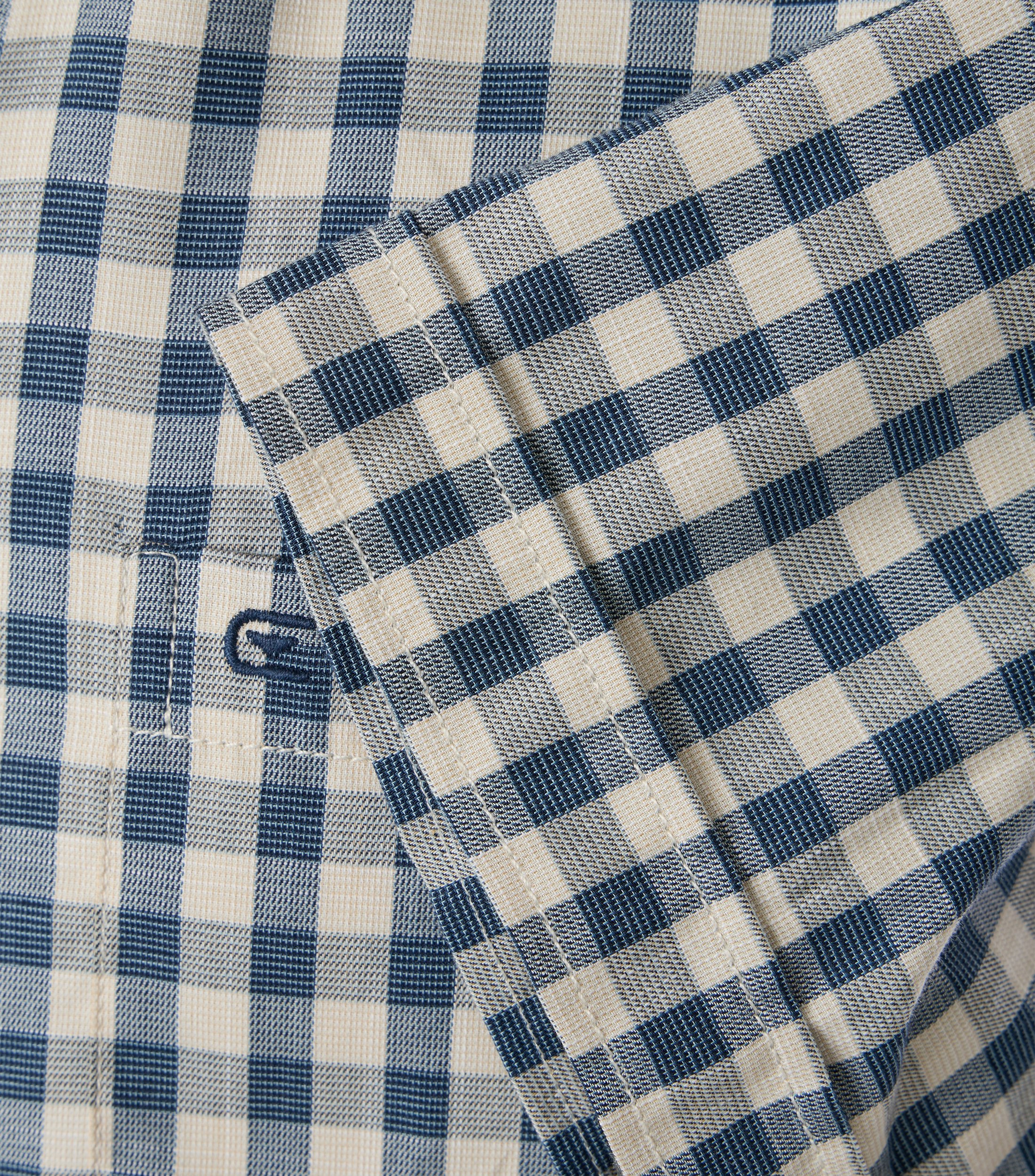 Ein Freizeithemd im kariert Muster in der Farbe Beige