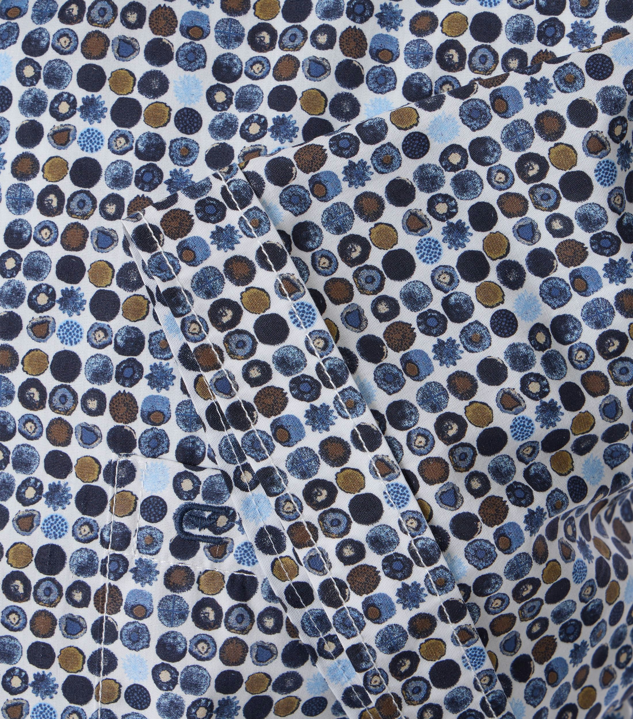 Ein Freizeithemd im Print Muster in der Farbe graues Dunkelblau