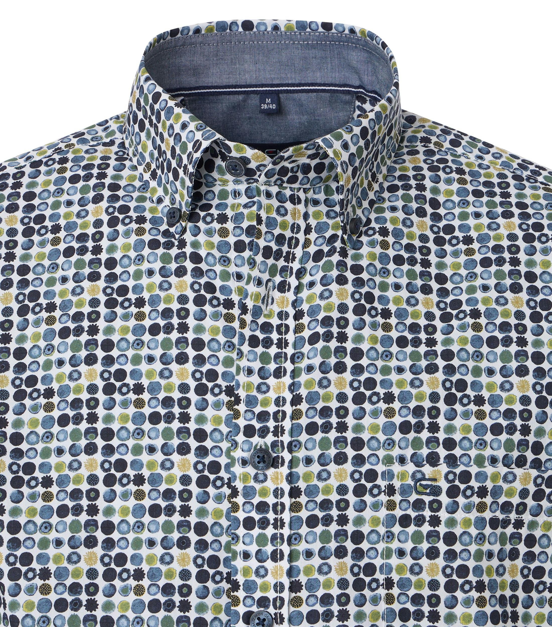 Ein Freizeithemd im Print Muster in der Farbe Dunkelblau