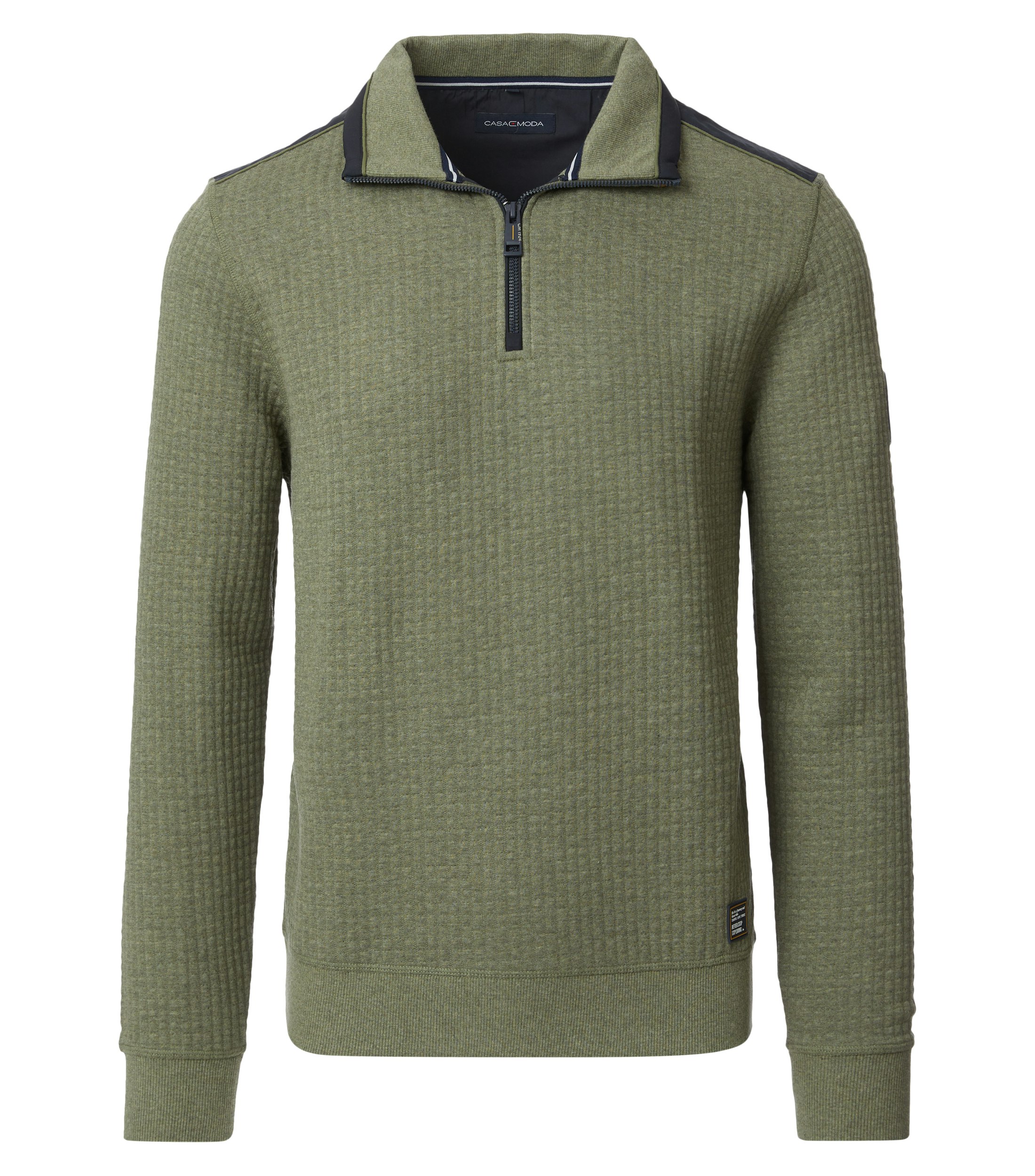 Das Model trägt ein Sweatshirt im uni Muster in der Farbe Grün