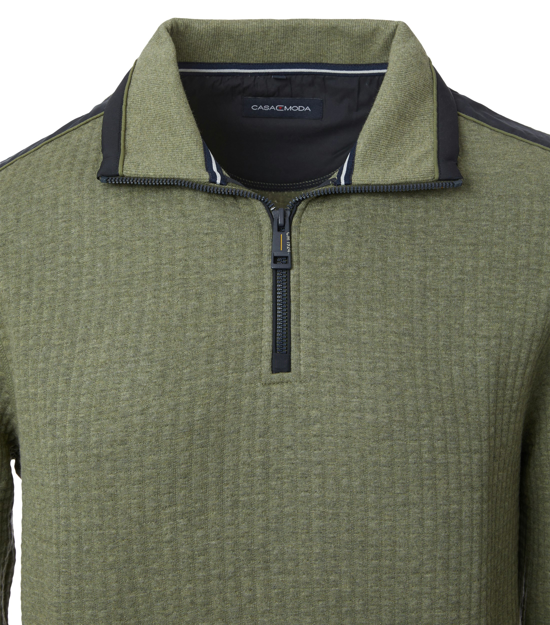 Das Model trägt ein Sweatshirt im uni Muster in der Farbe Grün