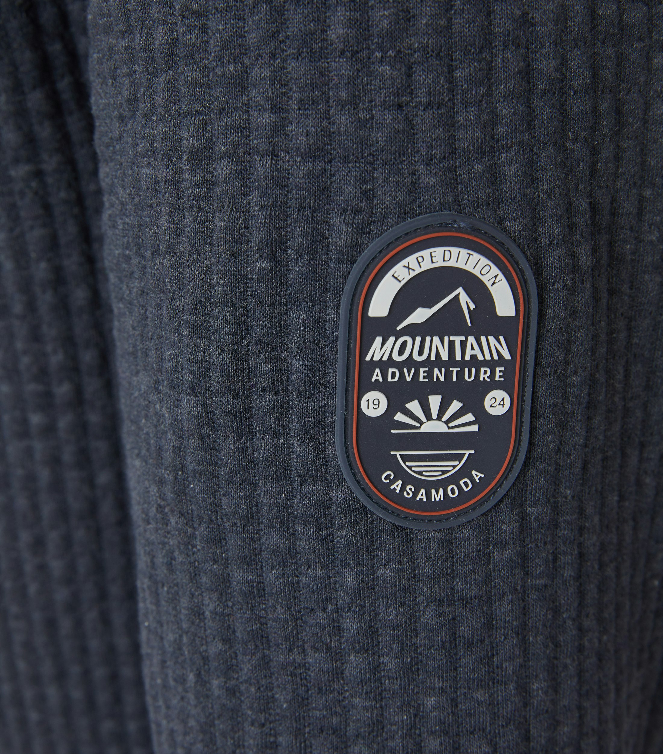 Das Model trägt ein Sweatshirt im uni Muster in der Farbe Dunkelblau