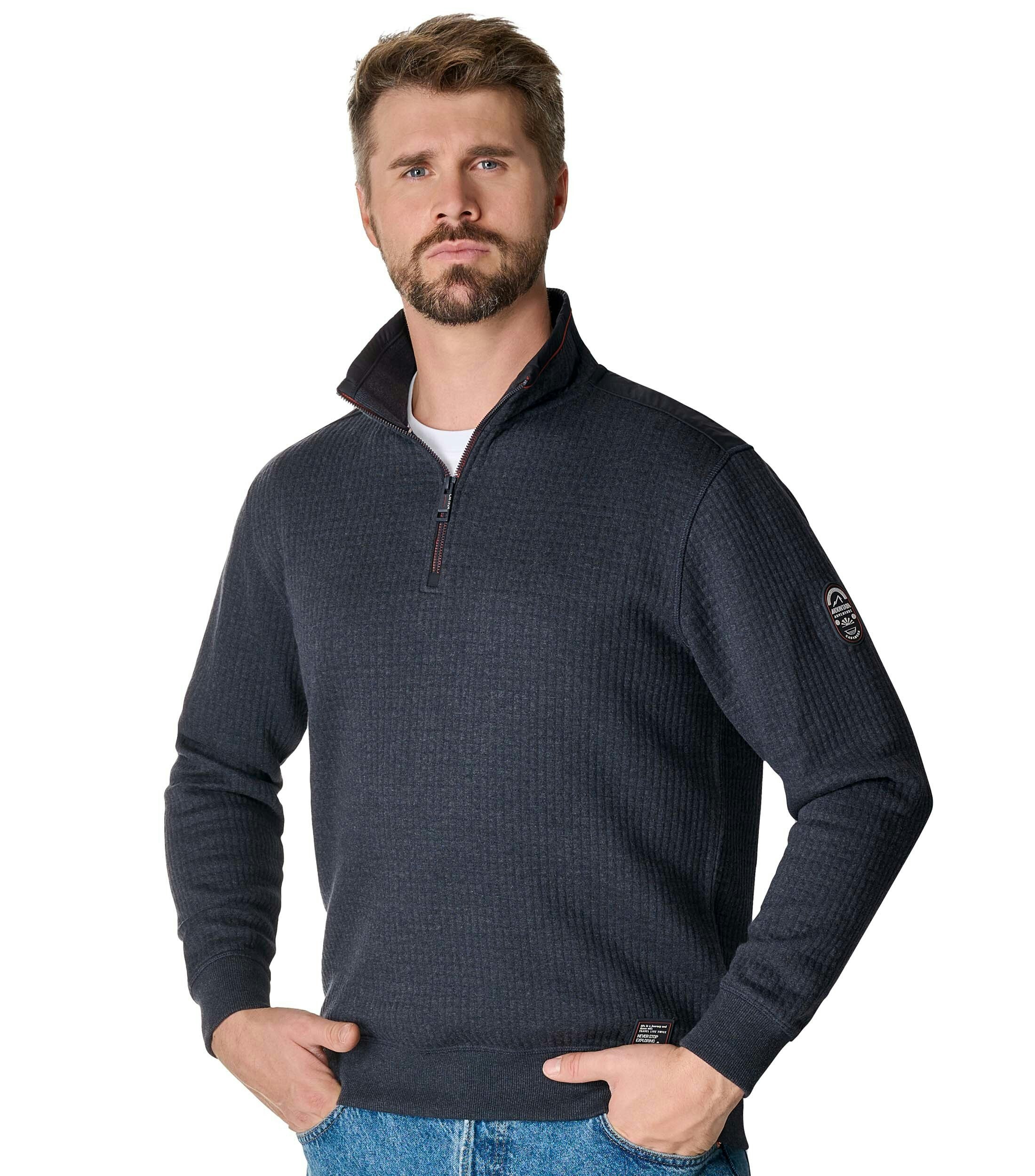 Das Model trägt ein Sweatshirt im uni Muster in der Farbe Dunkelblau