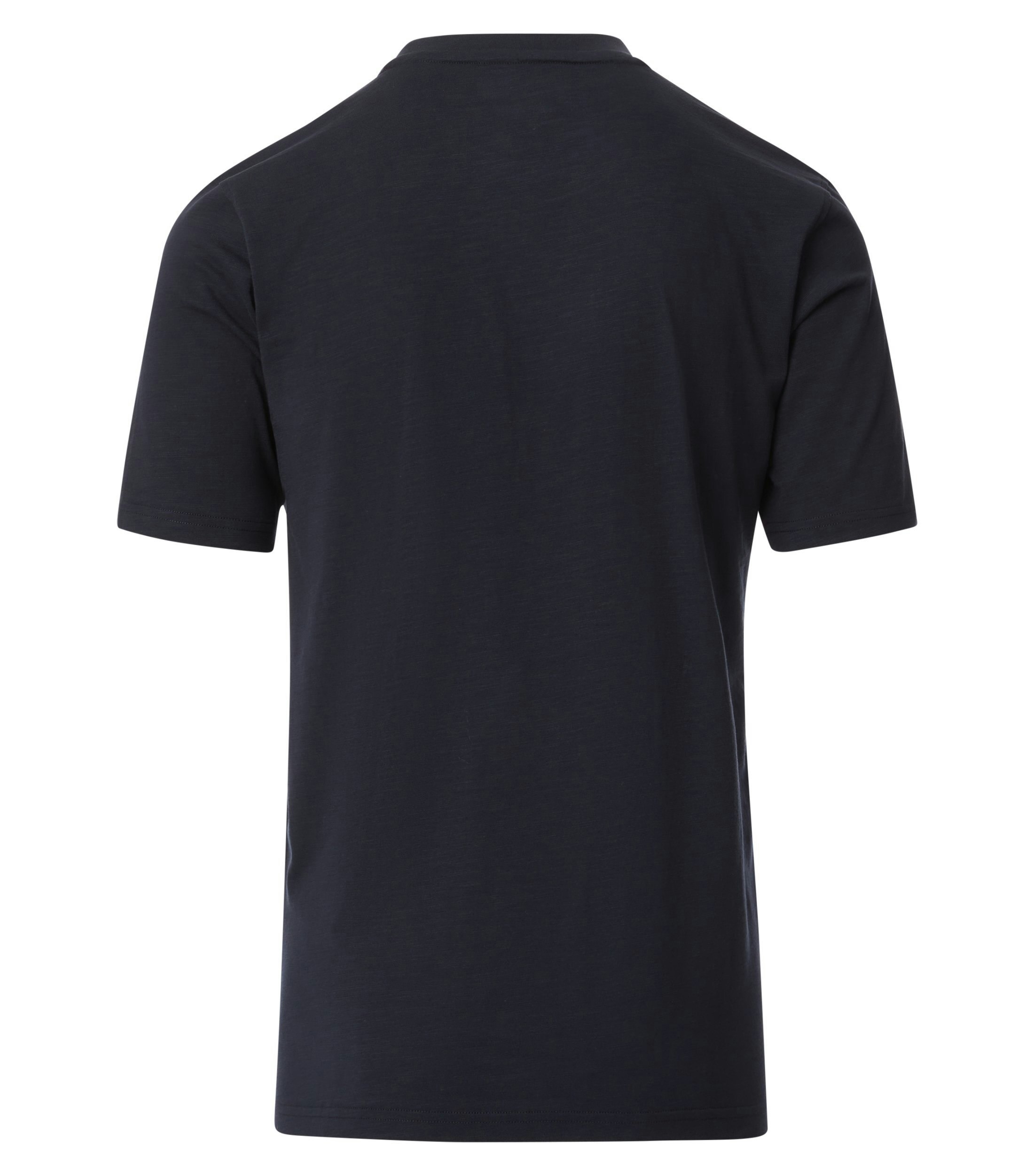 Das Model trägt ein TShirt im uni Muster in der Farbe Dunkelblau