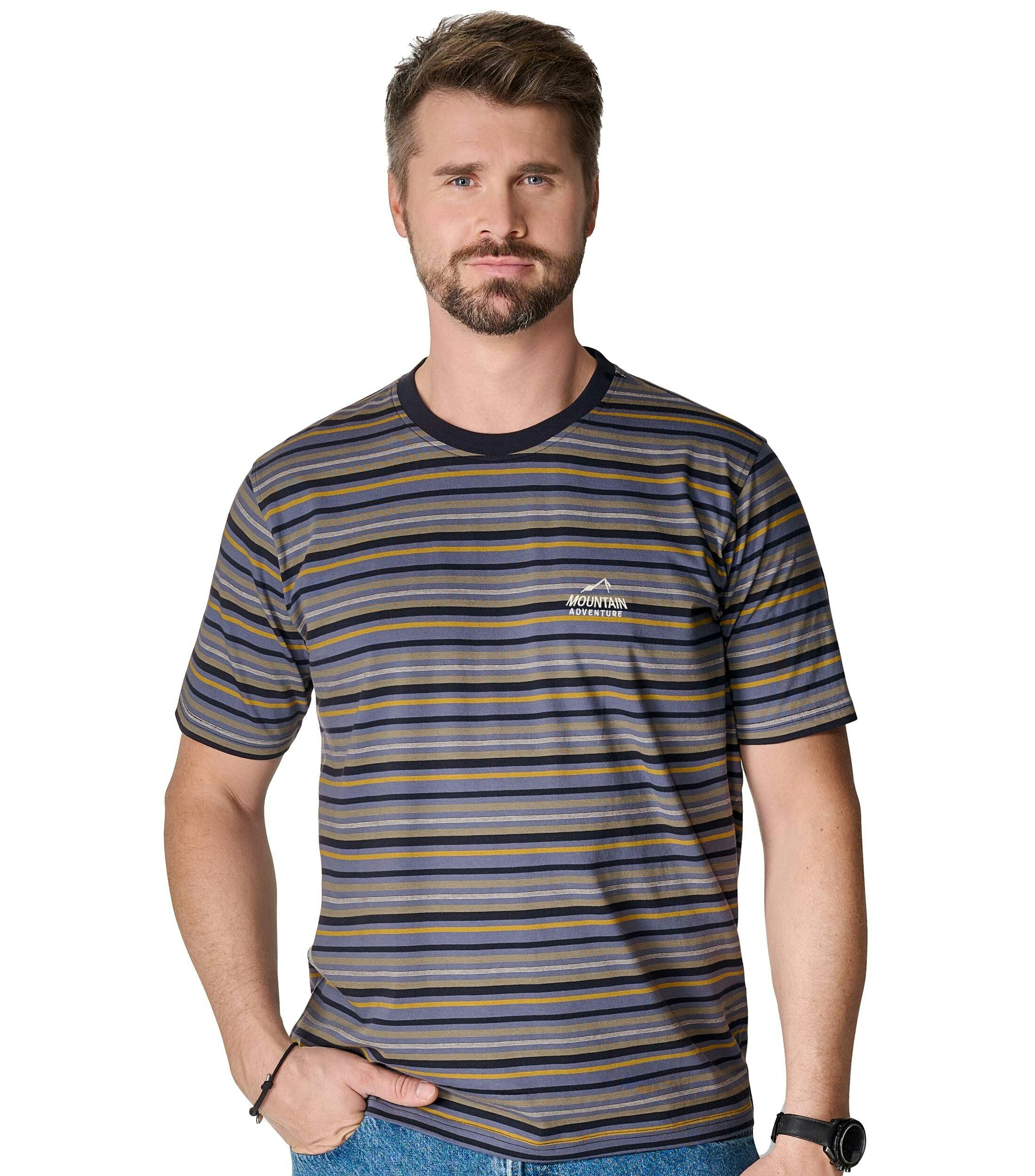 Das Model trägt ein TShirt im gestreift Muster in der Farbe Grünblau