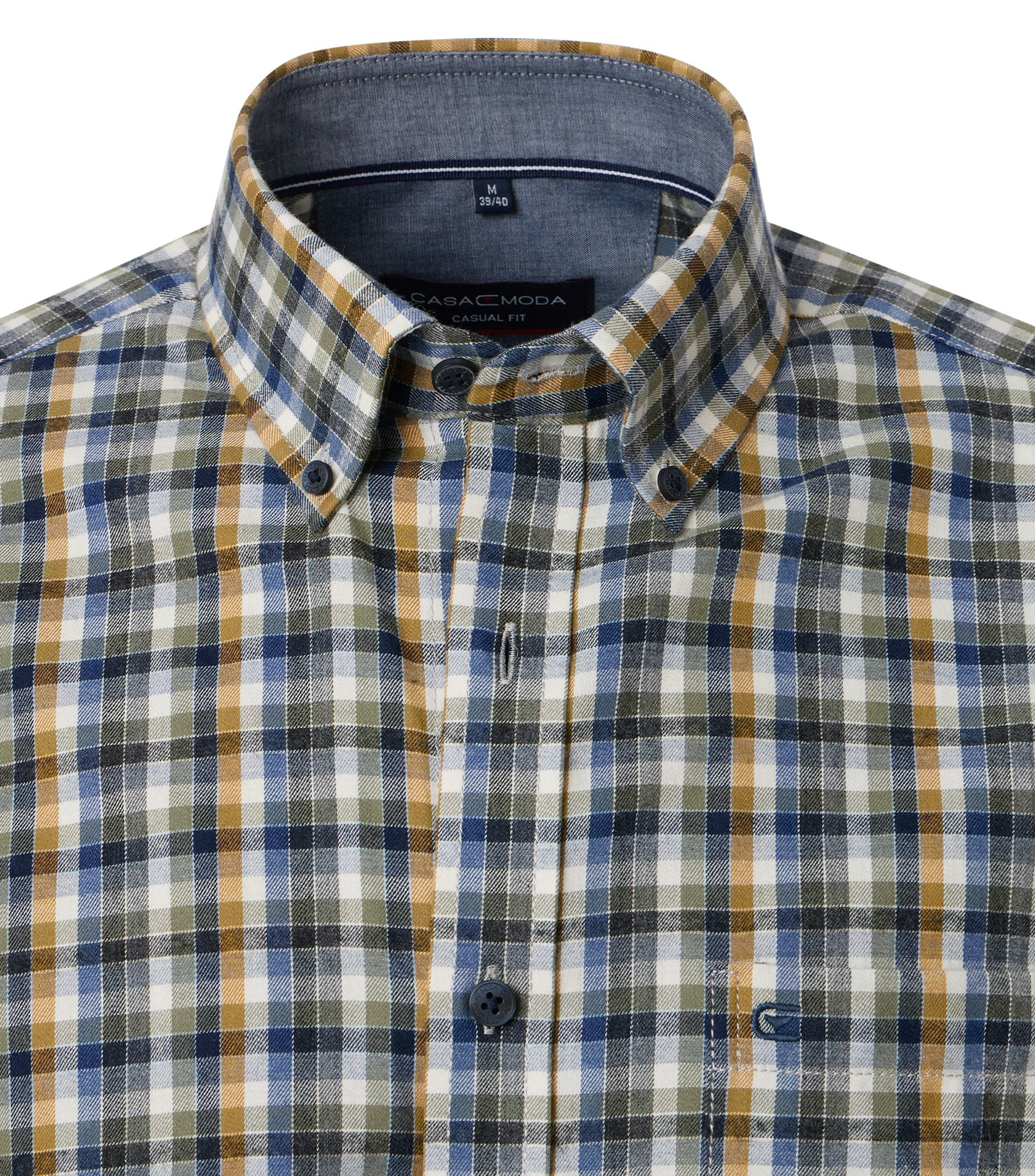 Das Model trägt ein Freizeithemd im kariert Muster in der Farbe Grünblau