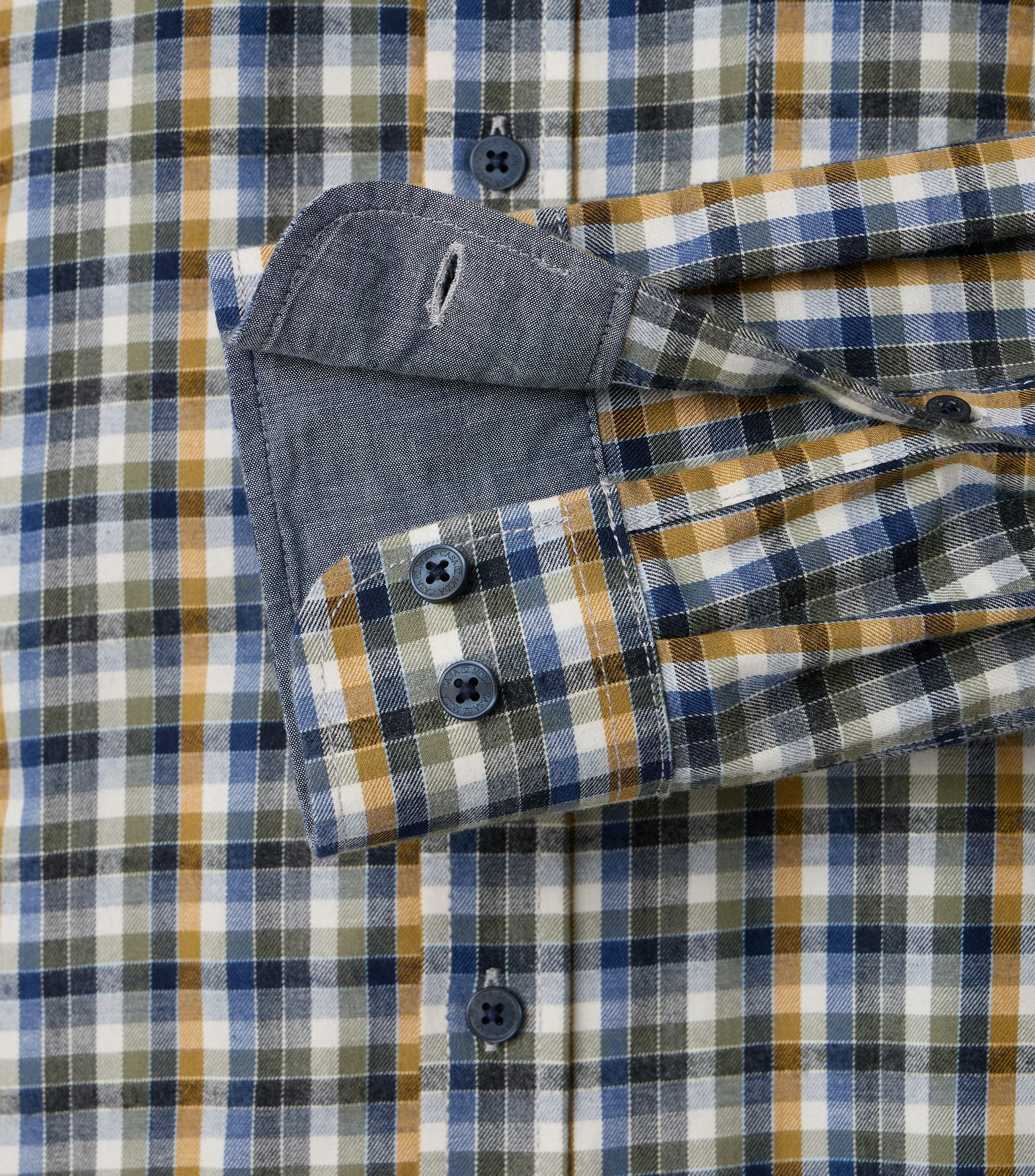 Das Model trägt ein Freizeithemd im kariert Muster in der Farbe Grünblau