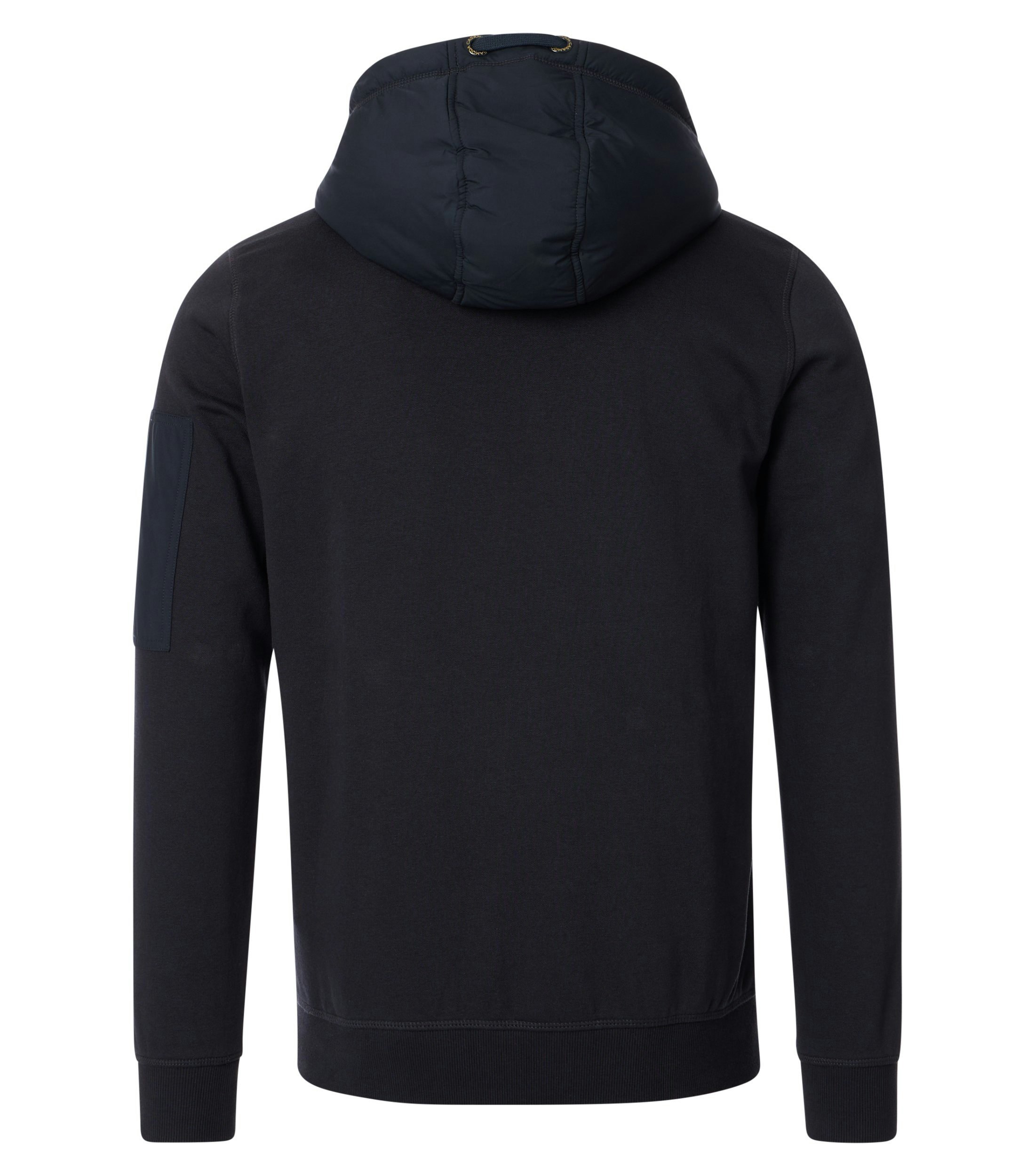 Das Model trägt ein Sweatshirt im uni Muster in der Farbe Dunkelblau
