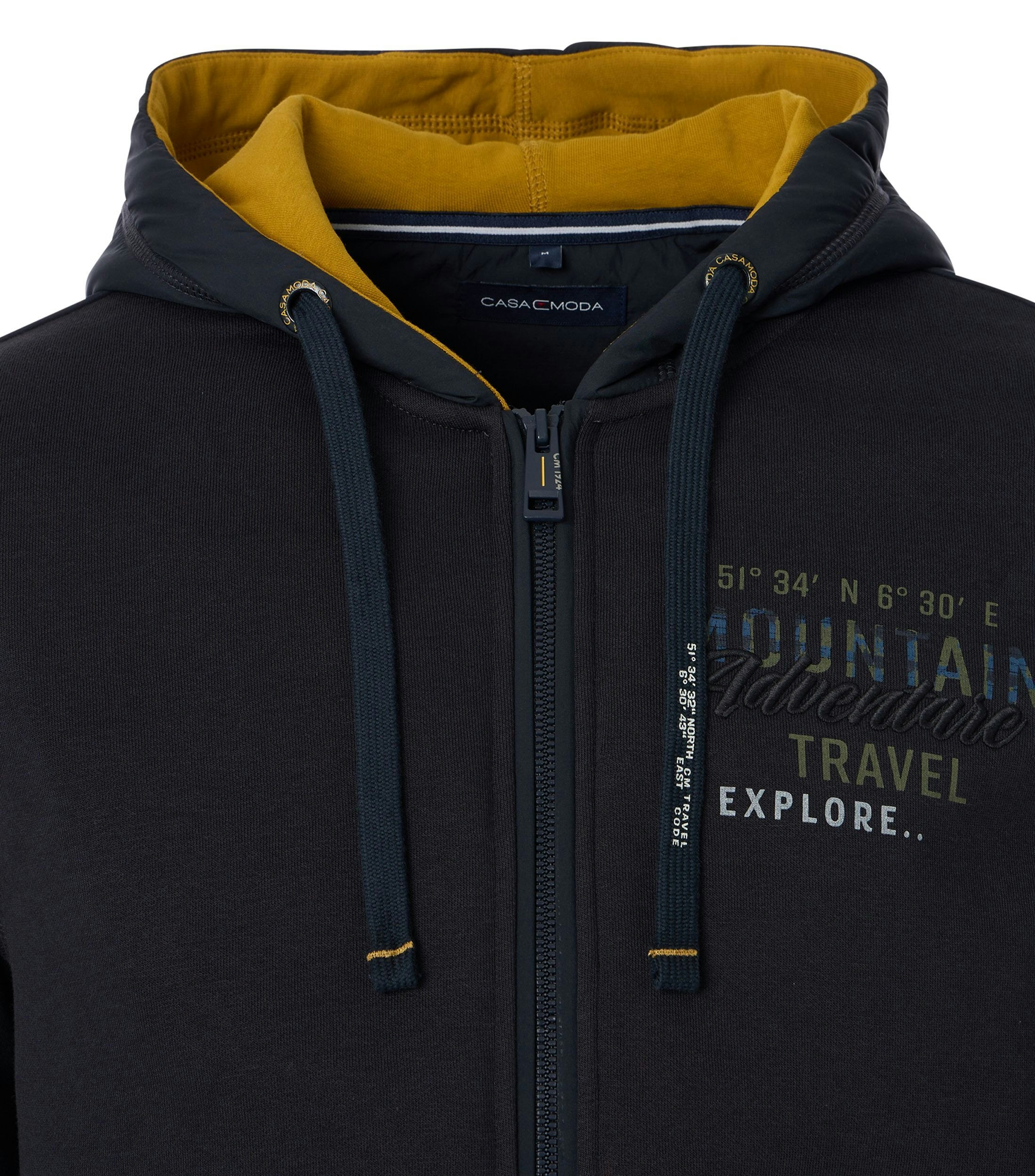 Das Model trägt ein Sweatshirt im uni Muster in der Farbe Dunkelblau