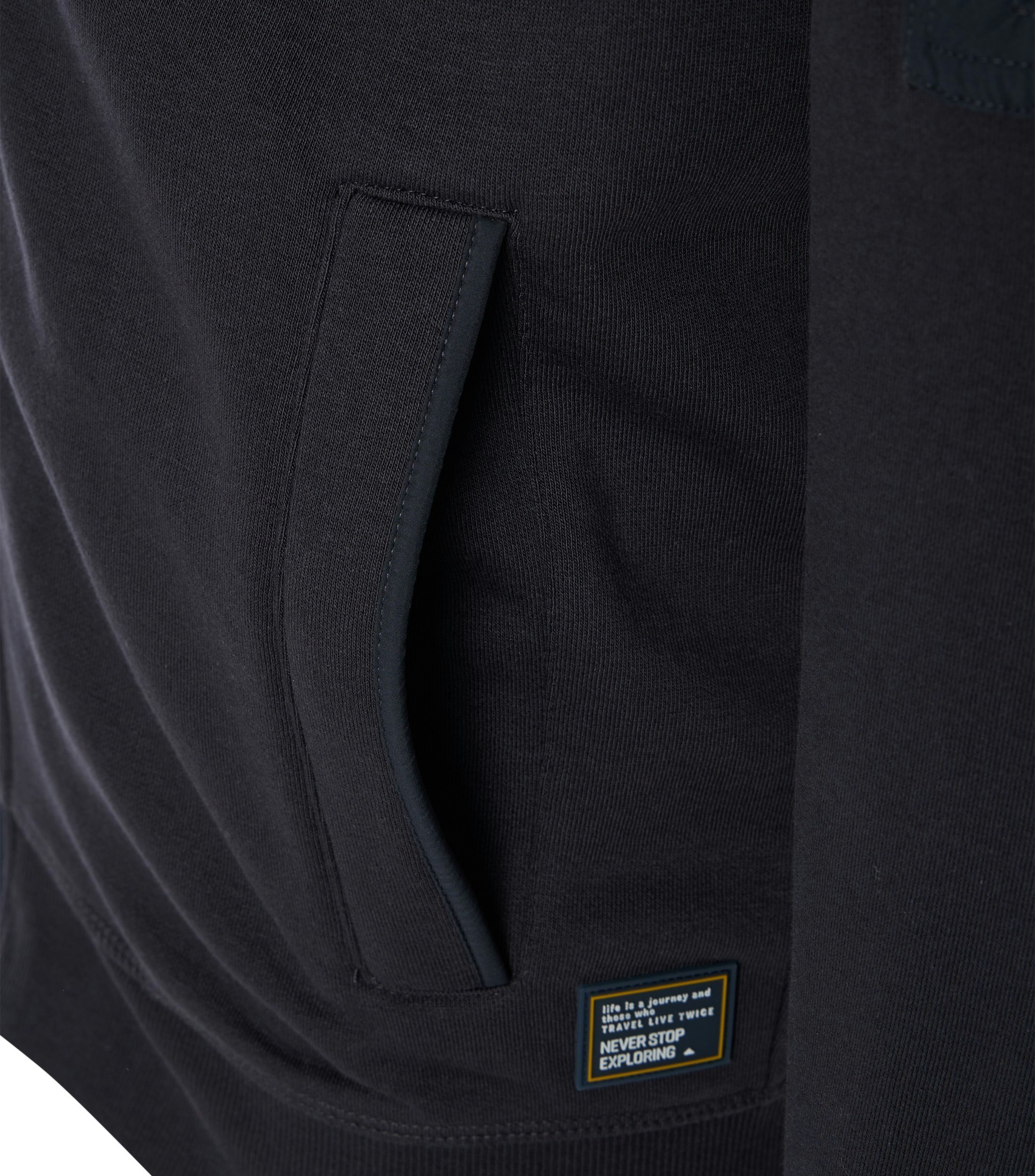 Das Model trägt ein Sweatshirt im uni Muster in der Farbe Dunkelblau