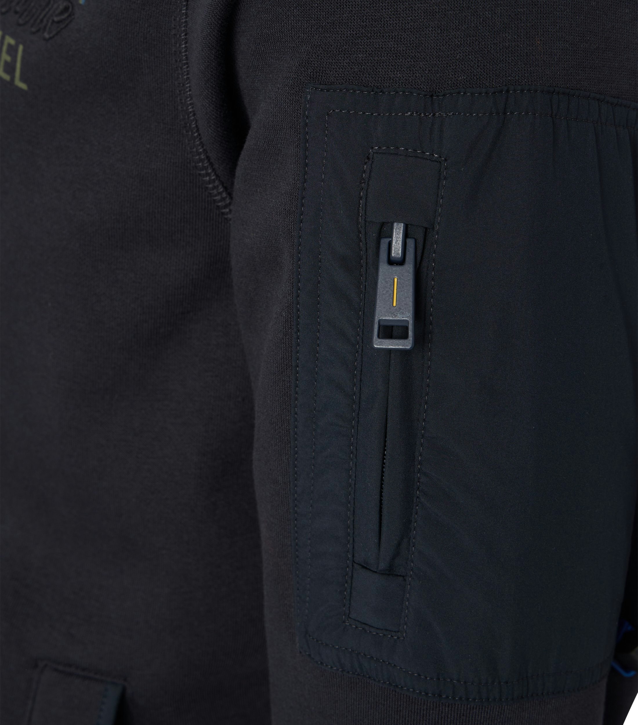 Das Model trägt ein Sweatshirt im uni Muster in der Farbe Dunkelblau