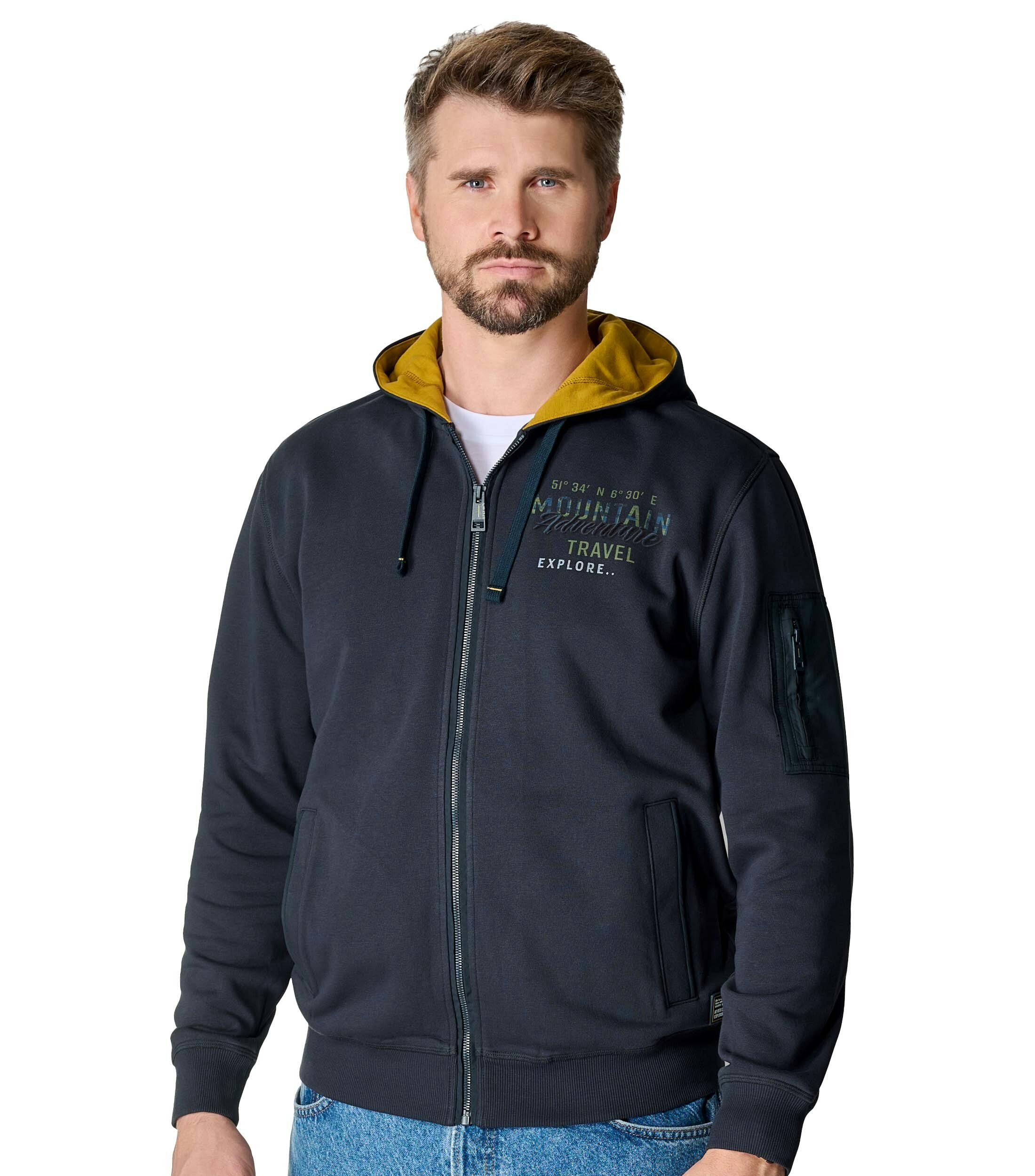 Das Model trägt ein Sweatshirt im uni Muster in der Farbe Dunkelblau