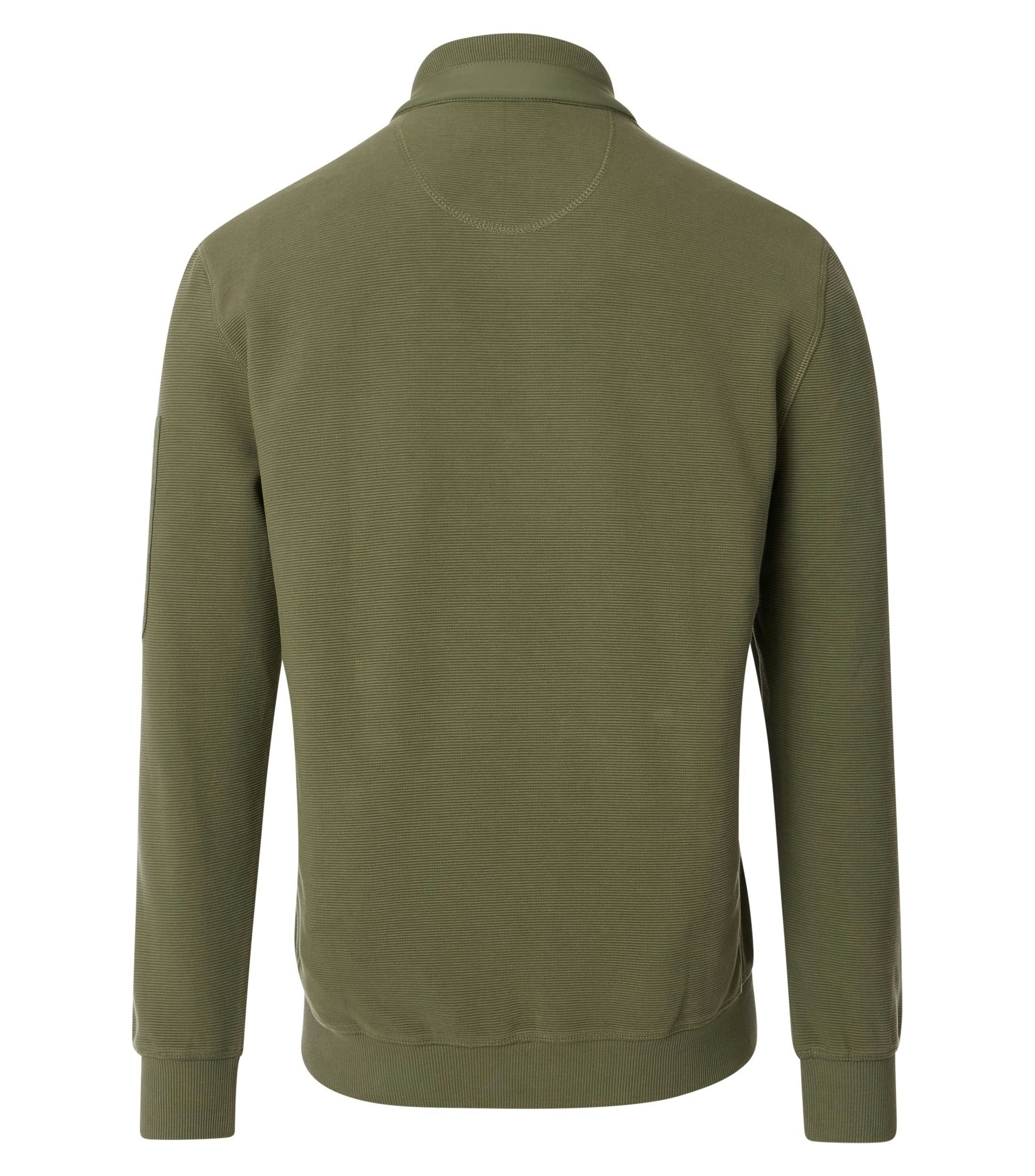 Das Model trägt eine Sweatjacke im uni Muster in der Farbe Grün