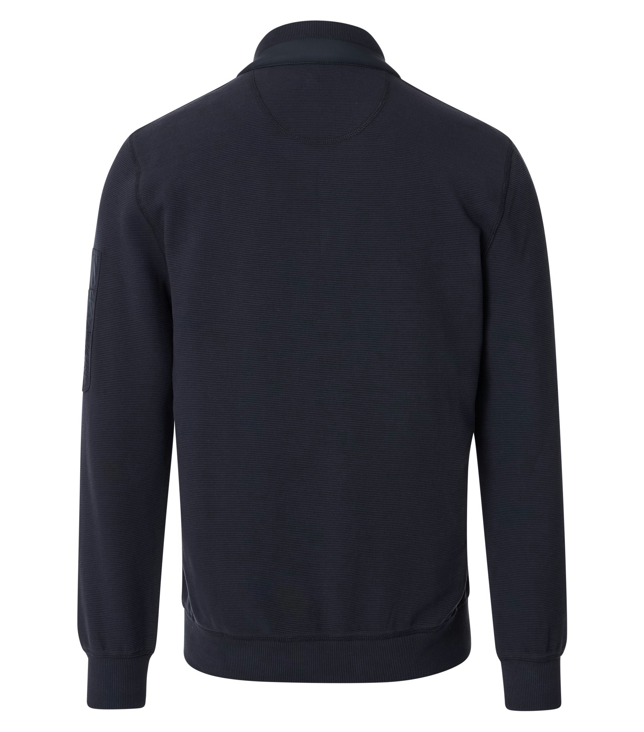 Das Model trägt eine Sweatjacke im uni Muster in der Farbe Dunkelblau