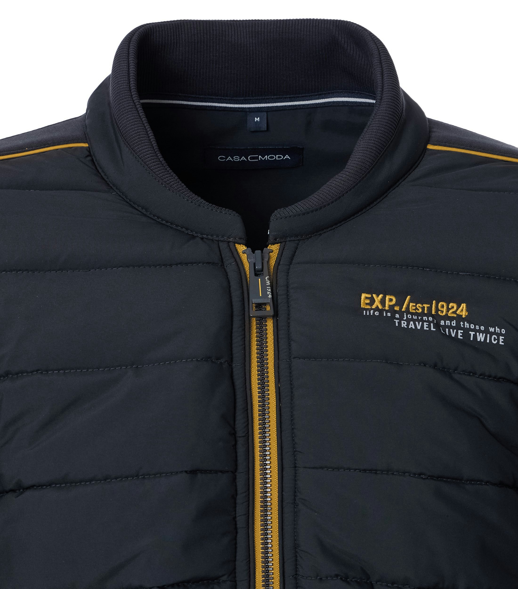 Das Model trägt eine Sweatjacke im uni Muster in der Farbe Dunkelblau