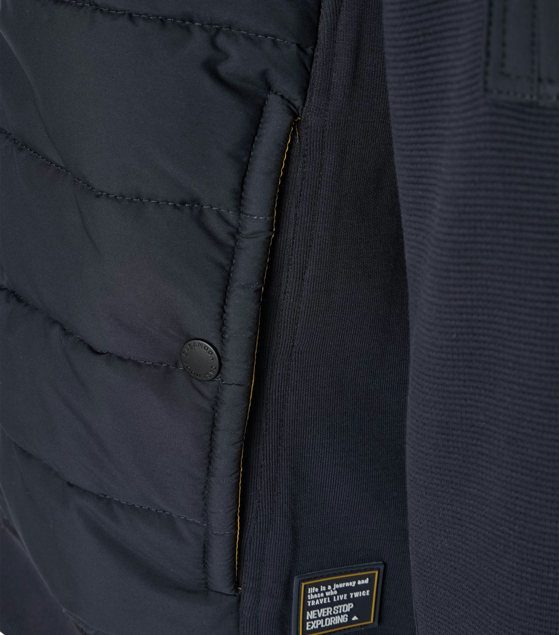 Das Model trägt eine Sweatjacke im uni Muster in der Farbe Dunkelblau