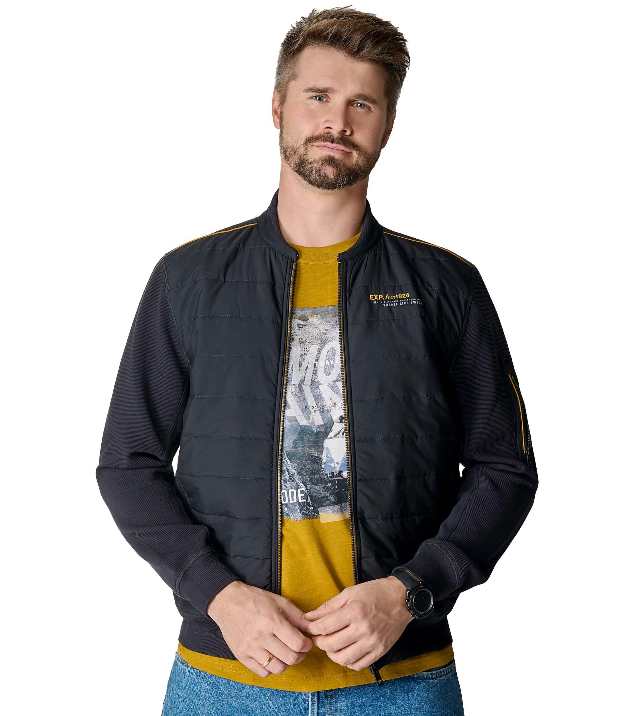 Das Model trägt eine Sweatjacke im uni Muster in der Farbe Dunkelblau