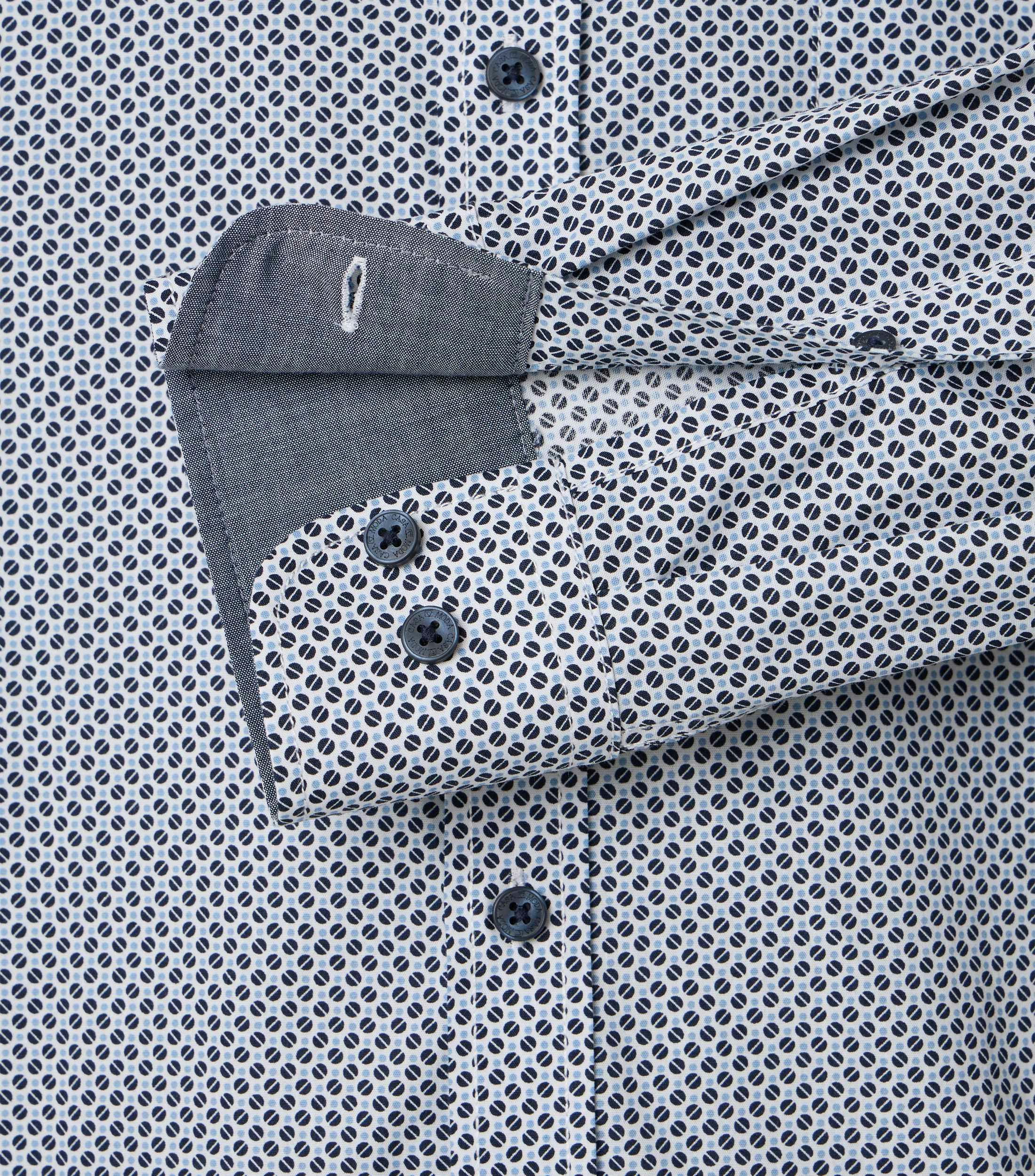 Ein Freizeithemd im Print Muster in der Farbe Hellblau