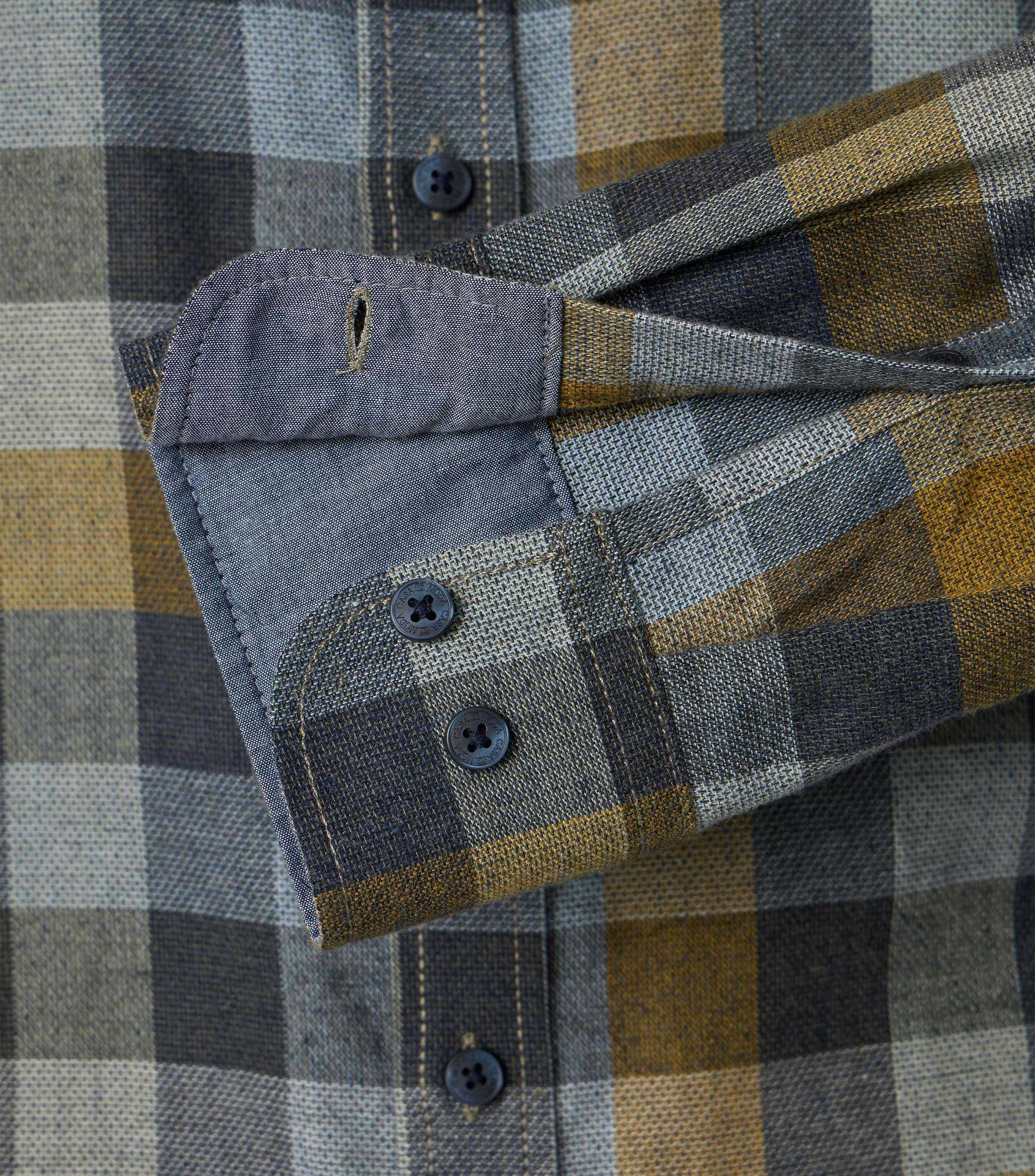 Ein Freizeithemd im kariert Muster in der Farbe Grünblau