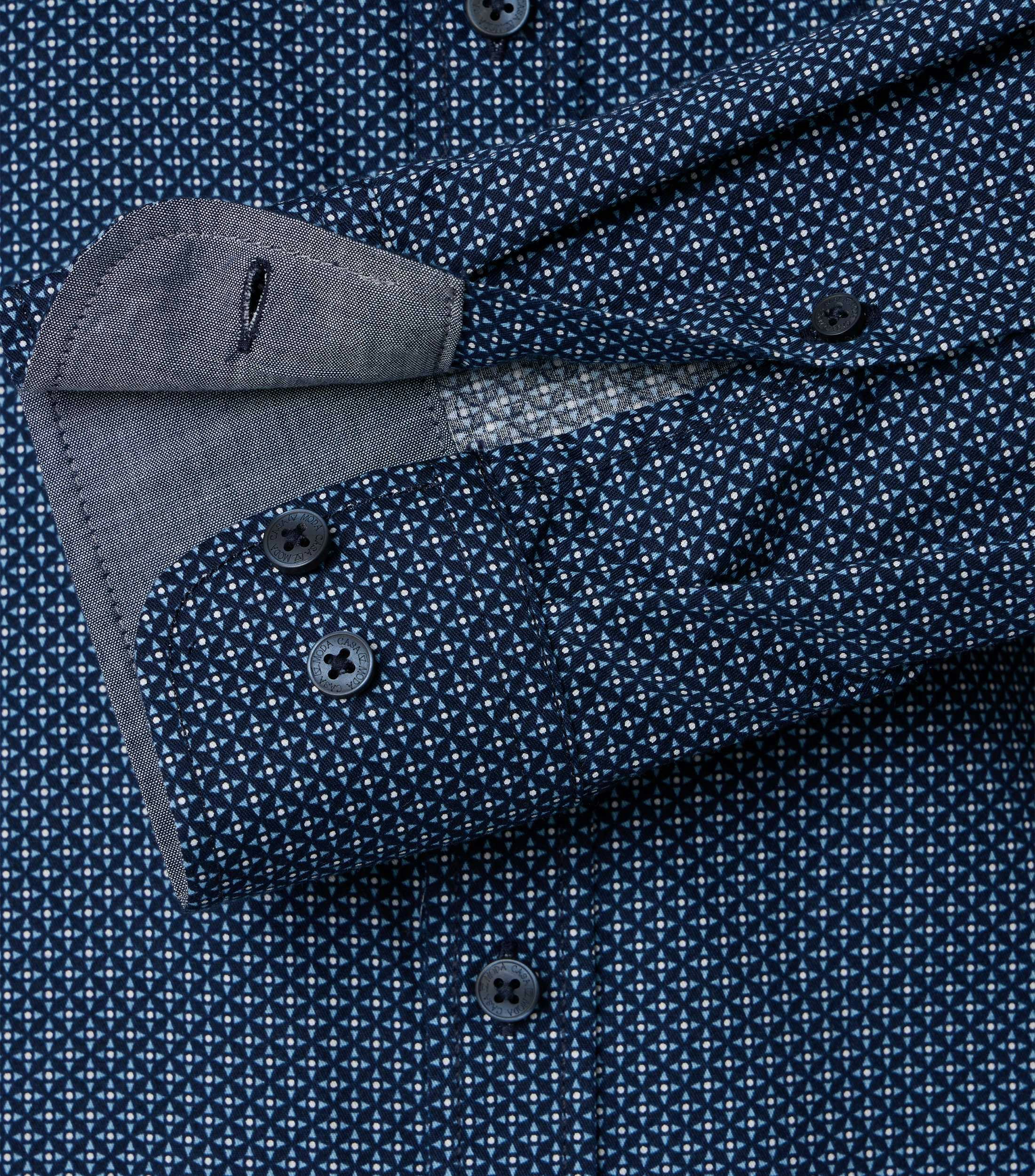 Ein Freizeithemd im Print Muster in der Farbe Dunkelblau