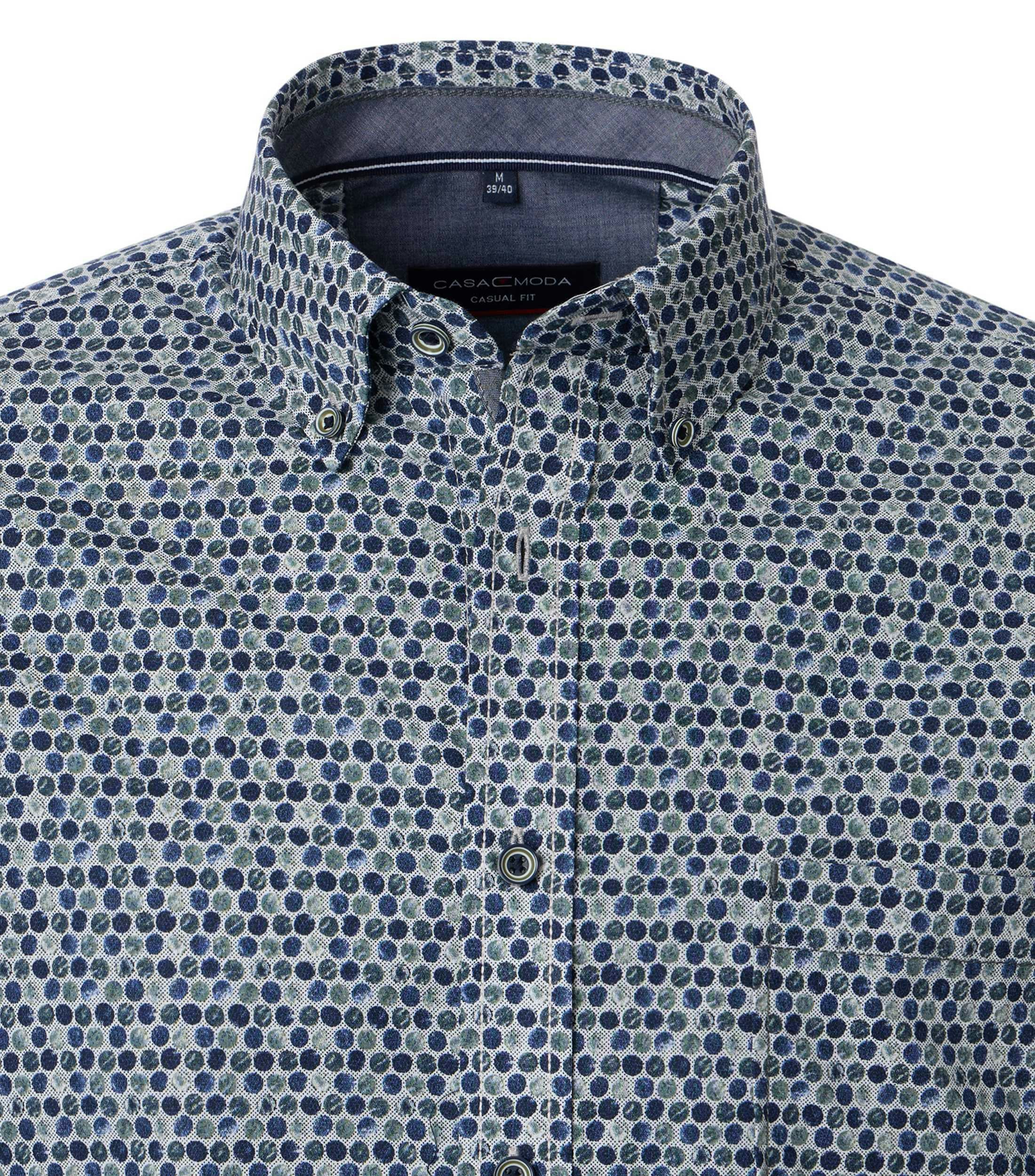 Ein Freizeithemd im Print Muster in der Farbe Blau