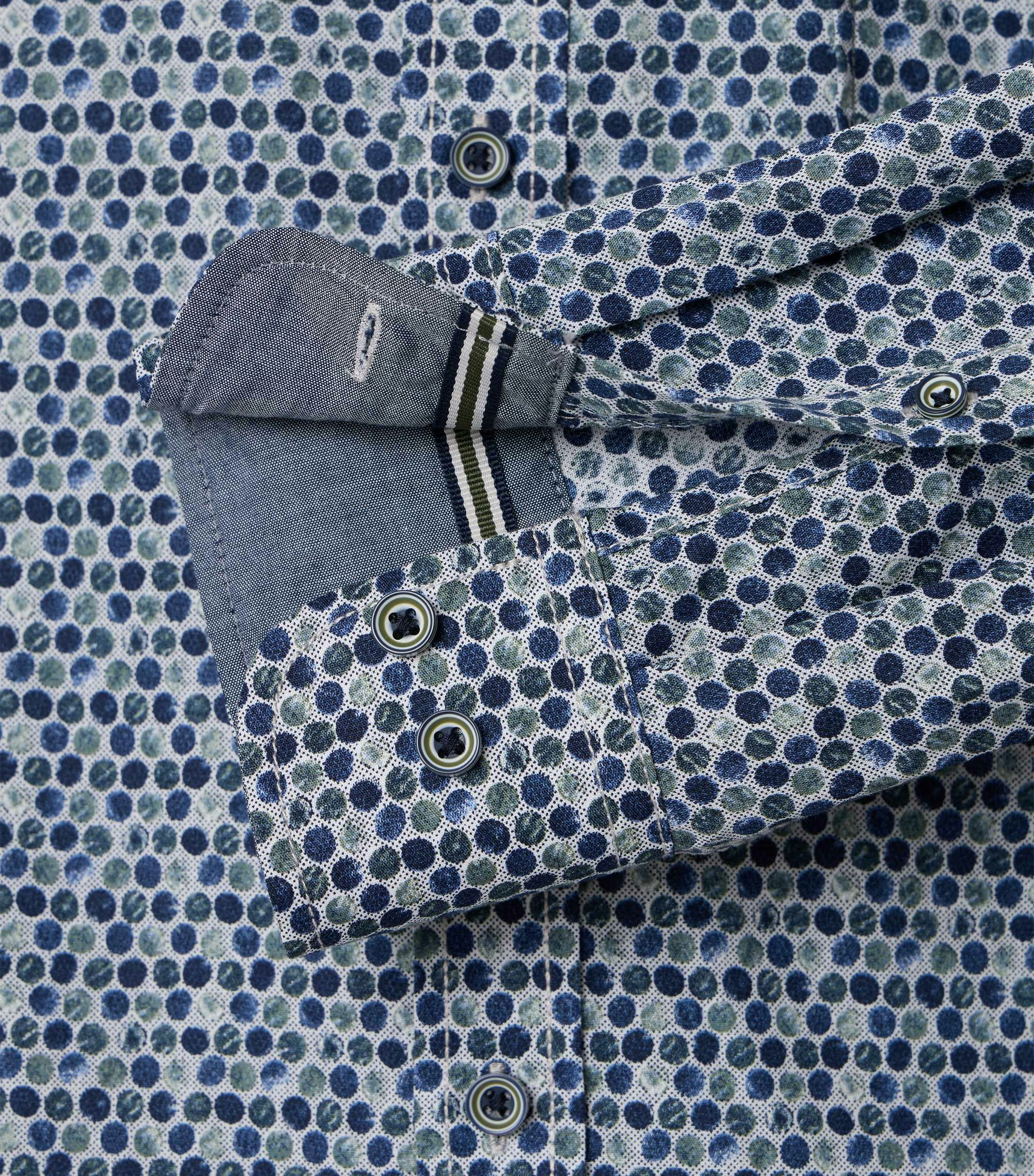 Ein Freizeithemd im Print Muster in der Farbe Blau