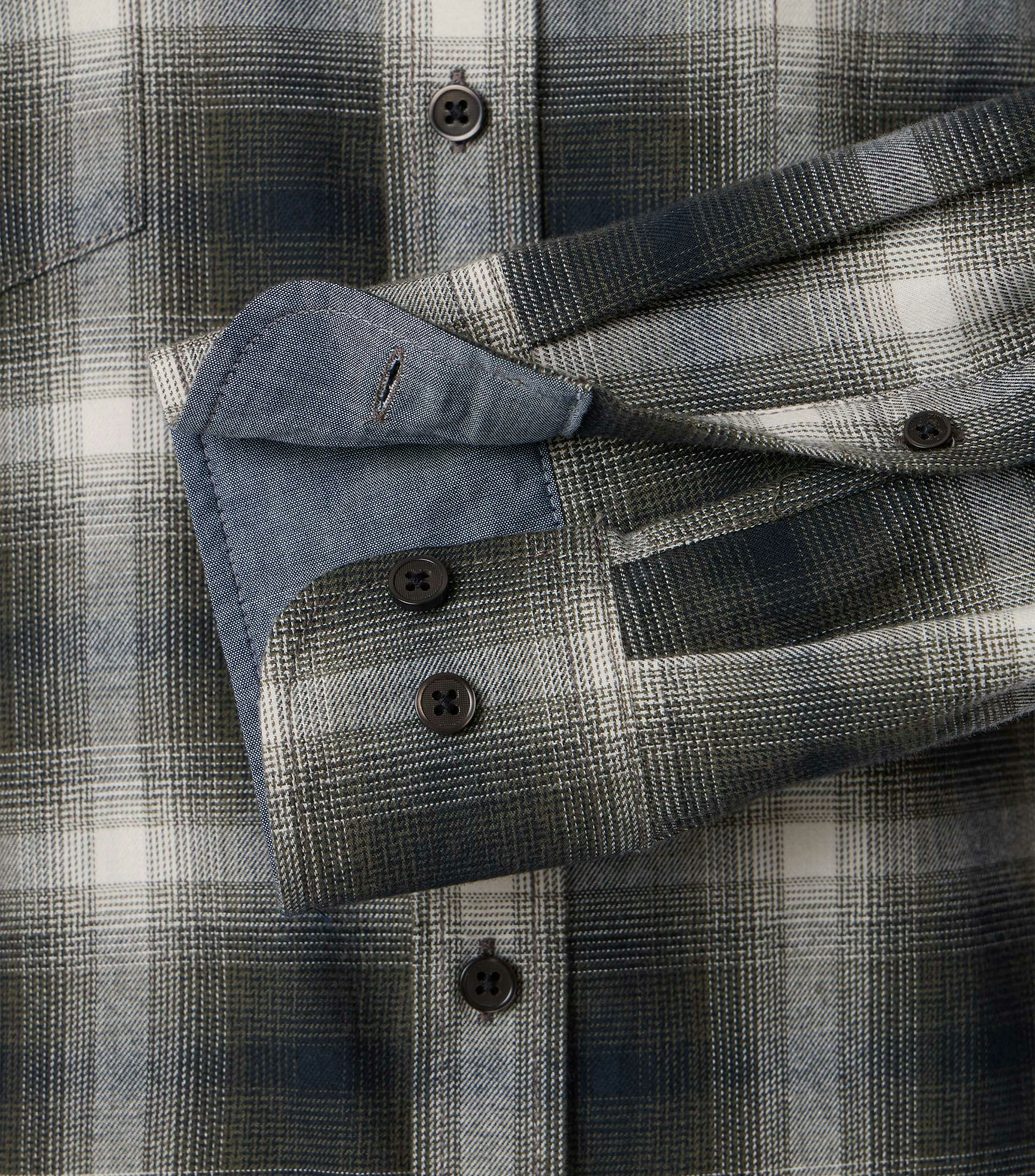 Ein Freizeithemd im kariert Muster in der Farbe Beige