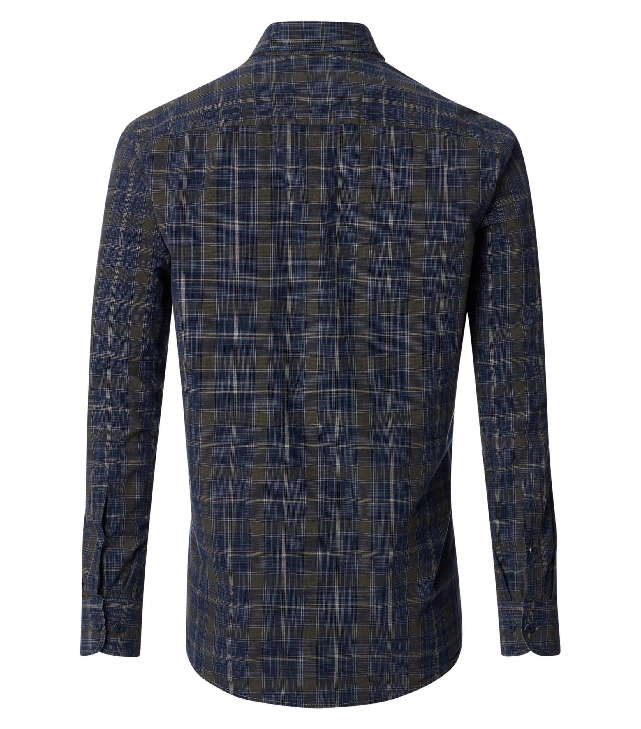 Das Model trägt ein Freizeithemd im kariert Muster in der Farbe Blau