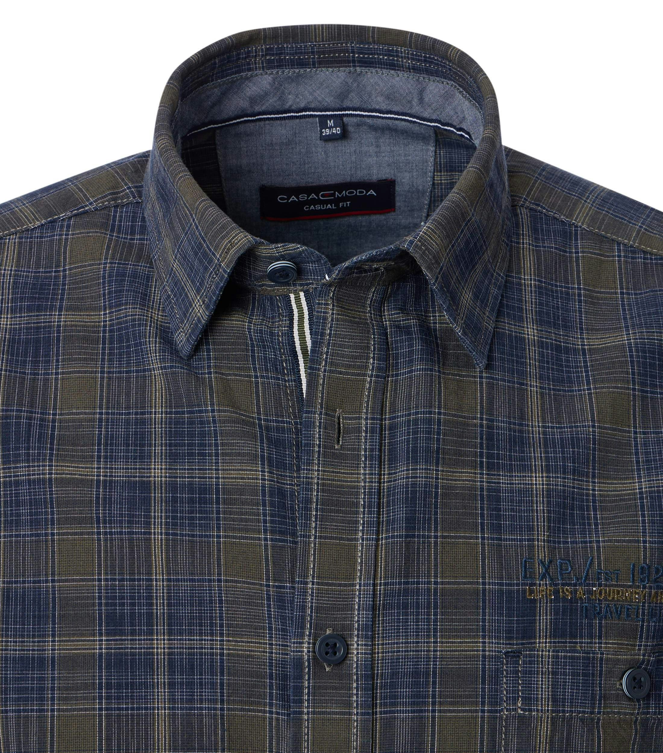Das Model trägt ein Freizeithemd im kariert Muster in der Farbe Blau