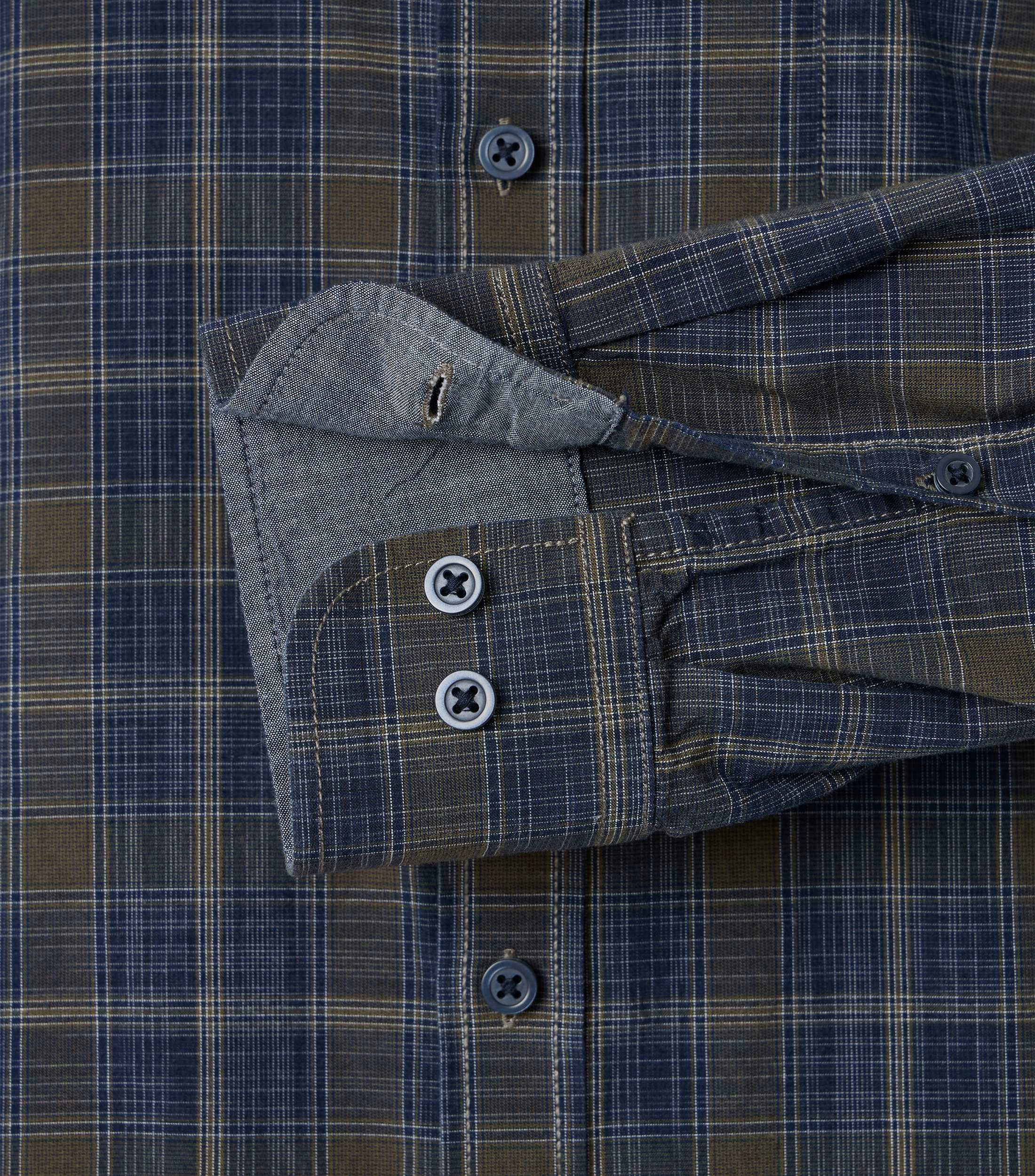 Das Model trägt ein Freizeithemd im kariert Muster in der Farbe Blau