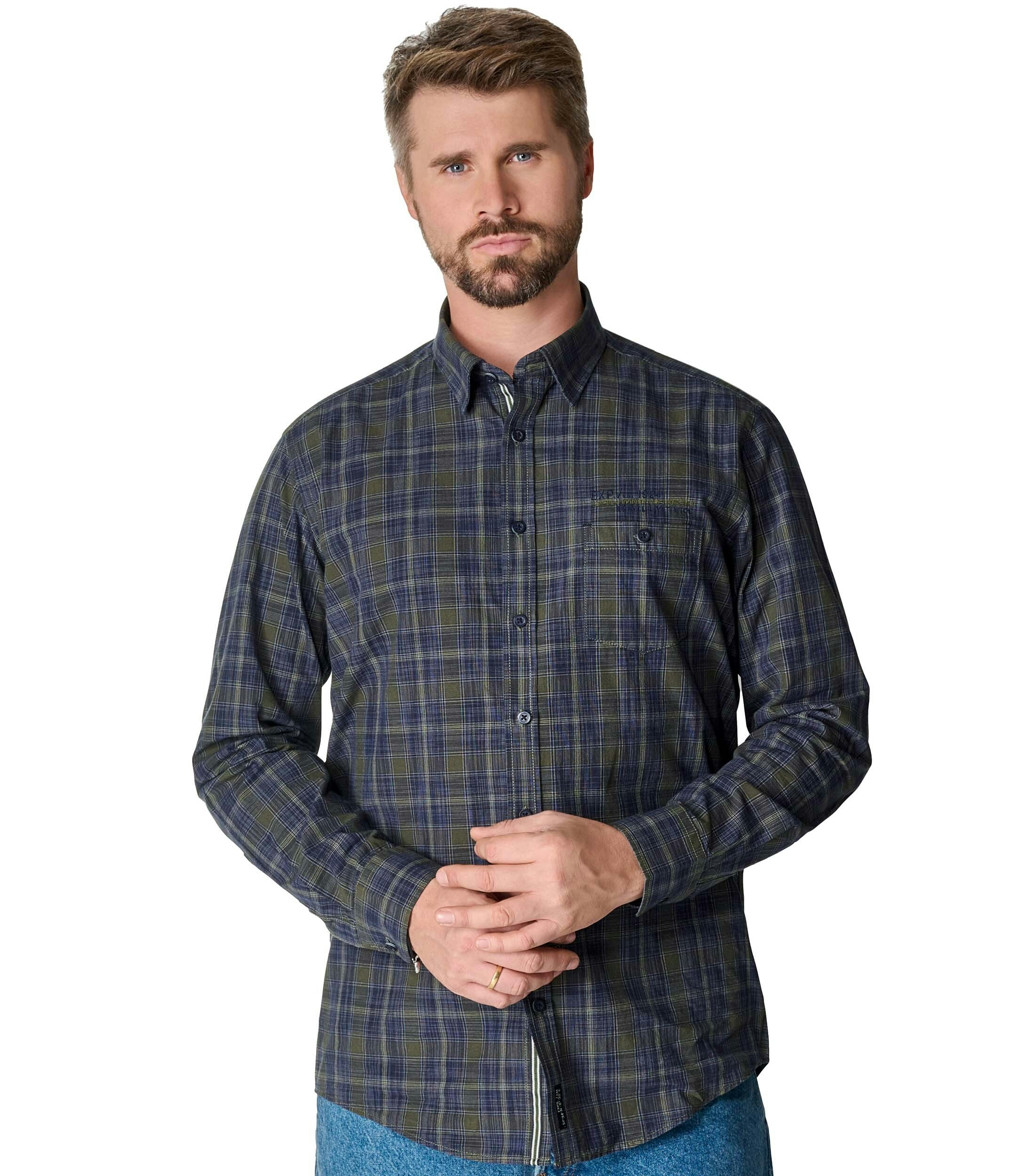 Das Model trägt ein Freizeithemd im kariert Muster in der Farbe Blau