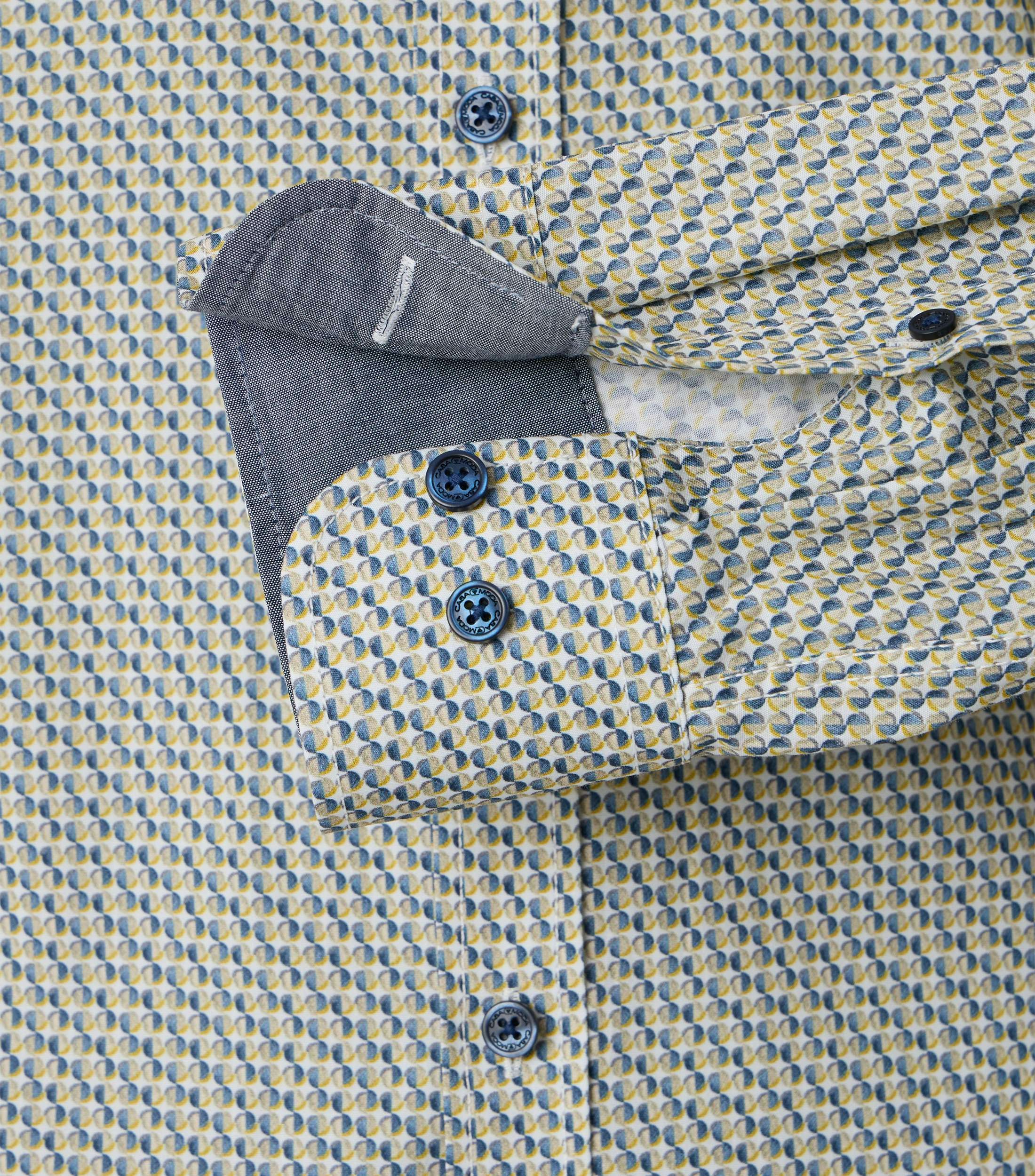 Ein Freizeithemd im Print Muster in der Farbe Hellorange